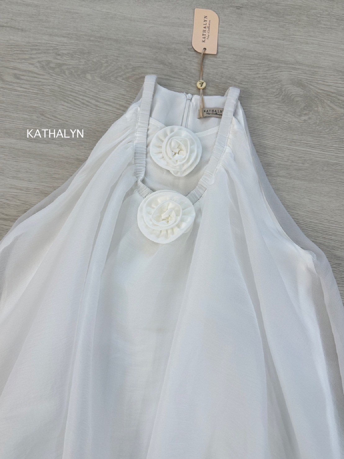 ʟᴀʙᴇʟ : KATHALYN (แคธรีน) Detail : เดรสกระโปรงแขนกุดเว้า ทรงพองบอลลูนสุดคิ้วท์ สีขาวสะอาดตา เนื้อผ้าไม่บางไม่โป๊ผ้าดูหรูหรา ด้านหน้าท่อนบนแต่งดอกไม้สุดเก๋ เป็นเข็มกลัดสามารถถอดออกได้