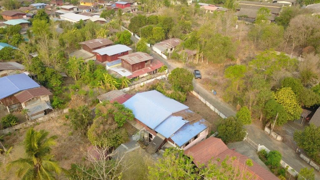 ด่วนขายบ้านพร้อมที่ดิน 1 ไร่ราคาถูกที่สุดพร้อมเข้าอยู่ใกล้ถนนใหญ่ 350 เมตร ใกล้ธนาคารออมสินเด่นชัย 528 เมตร