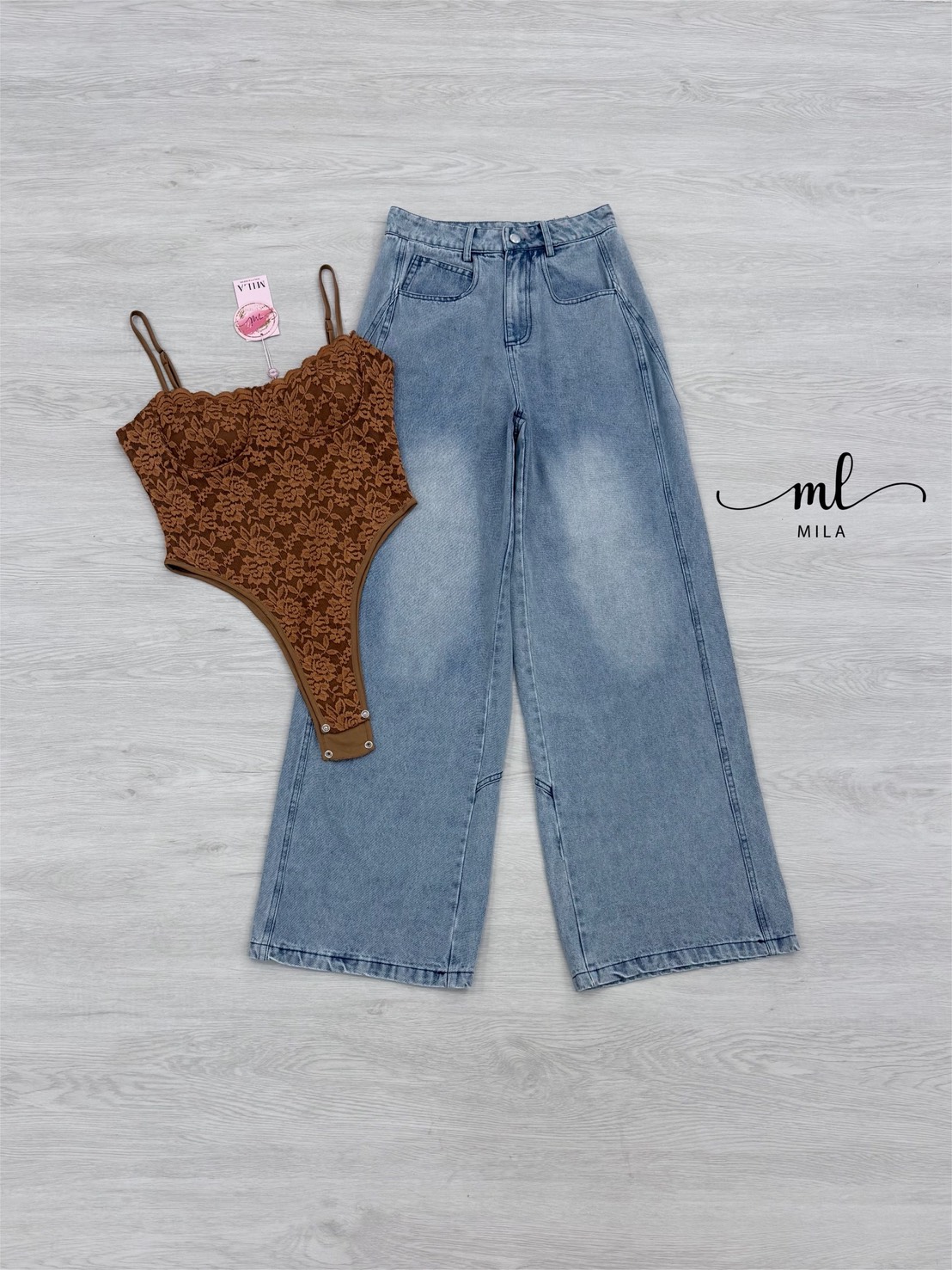 SET สวยหรูดูแพง แมทช์ง่าย เซ็ตบอดี้สูทลูกไม้โทนสีน้ำตาลเข้ม ขับผิวออร่าสุดๆ ตัดกับยีนส์ทรงขากว้างฟอกสวย กระดุมและซิปหน้าอย่างดี ใส่แล้วหุ่นปังสุดๆ งานจริงละเอียดมาก ลุคสายฝอจะหวานก็ได้ แซ่บก็ดี