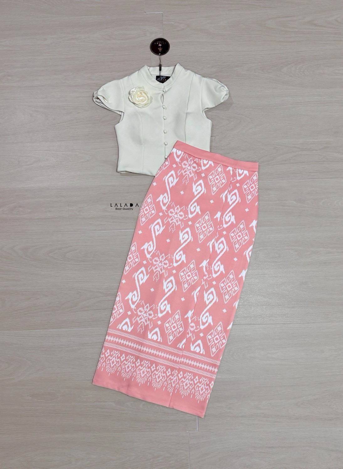 set 2 ชิ้น ผ้าไทย ชุดไปทำบุญ ชุดไปงาน พร้อมส่งค่า เสื้อคอกลมสีครีมงานกระดุมหน้า + เข็มกลัดดอกไม้ มีดีเทลที่ช่วงแขน ผ้าถุงสำเร็จ ผ้าพิมพ์ลายใส่ลื่นนุ่มสบาย