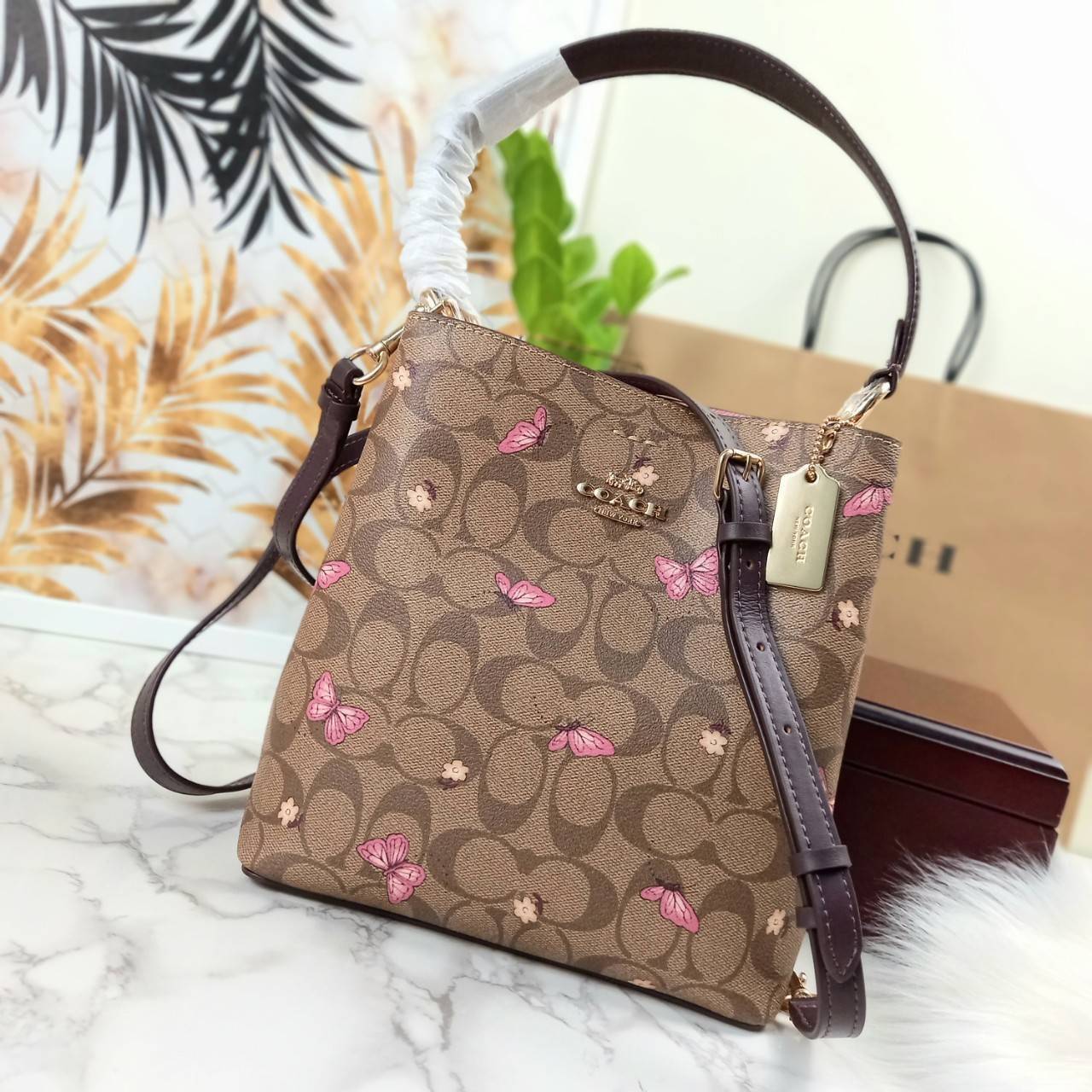 กระเป๋าสะพายไฮโซเรียบหรูดูแพงแบรนด์เนมโค้ชสีน้ำตาลลายC ลายผีเสื้อ COACH SMALL TOWN BUCKET BAG IN SIGNATURE CANVAS WITH BUTTERFLY PRINT(COACH 2311)