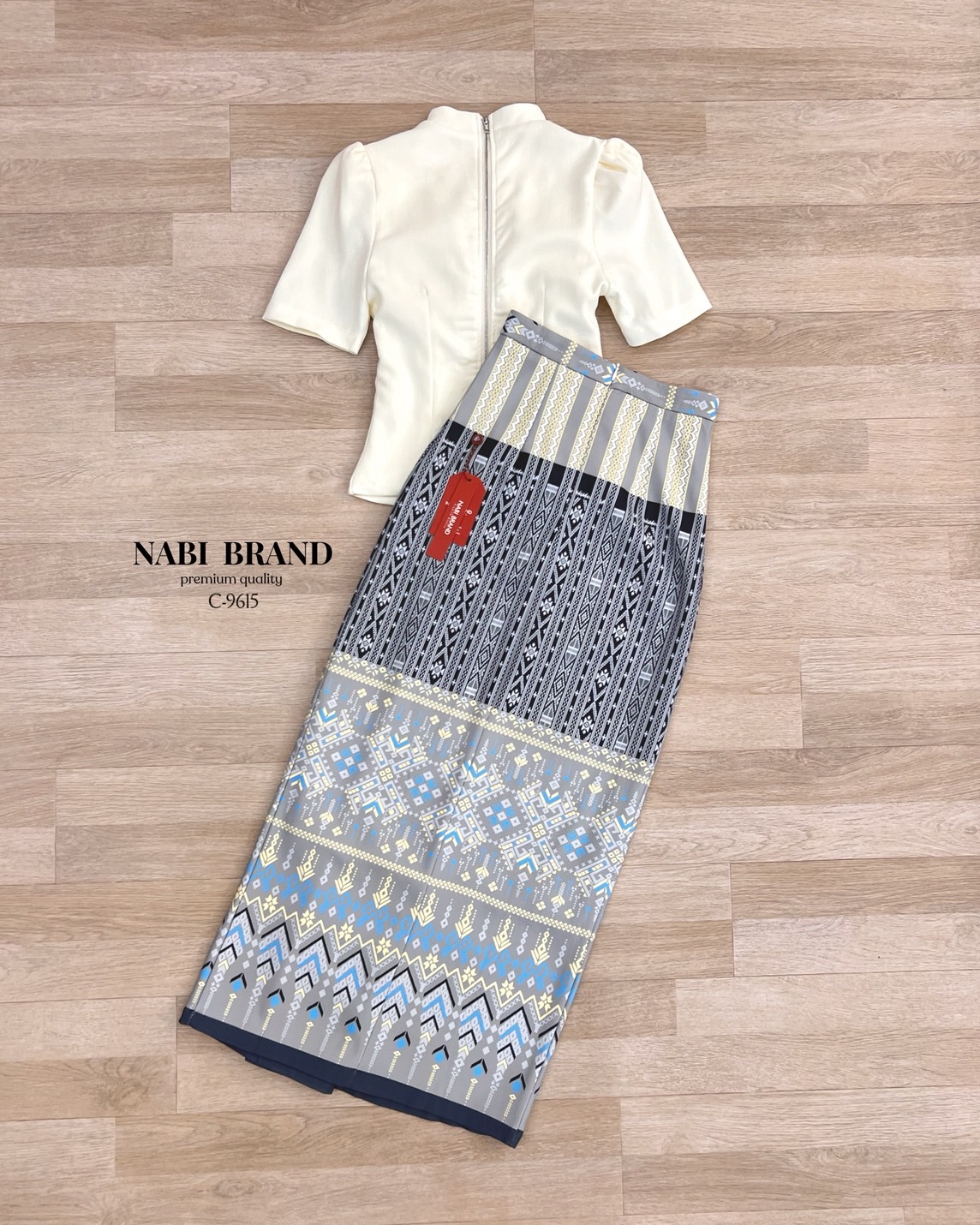ชุดเซท ชุดไทย คอลใหม่ ลายใหม่ สวยอย่างไทยมาก เสื้อแขนสั้นคอปกตั้งสีครีม พร้อมกับกระโปรงทรงผ้าถุง ลายสวย ประดับเพิ่มด้วยเข็มกลัดเพชรติดอก ชุดมีฟองน้ำและซับใน งานซิบหลังทั้งชุด สามารถใส่ เข้าวัด ทำบุญ หรืองานพิธีการ ก็สวยไม่ซ้ำใครค่ะ🇹🇭 #NABI