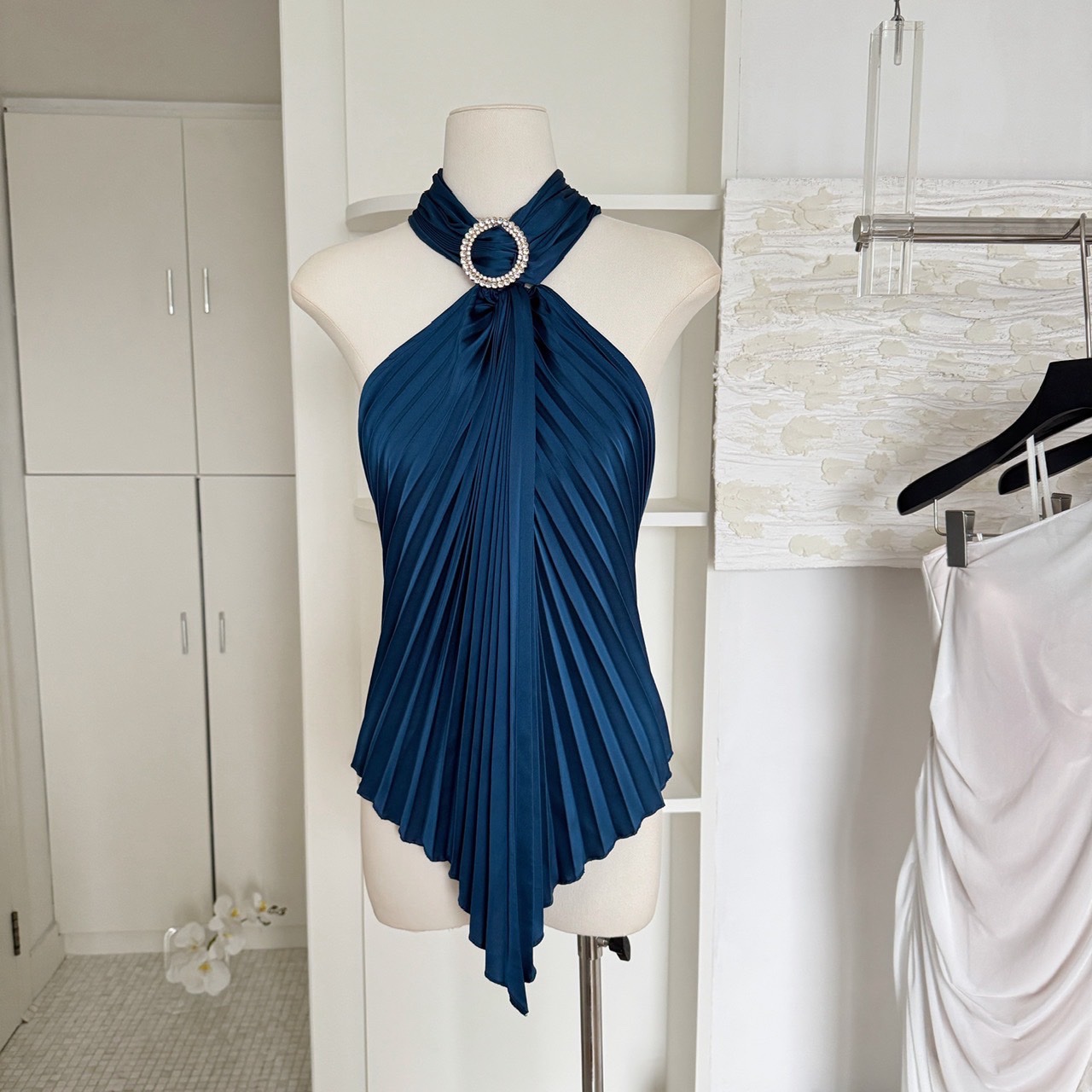 ||| GB SHOP ||| 5230# เสื้ออัดพลีท คล้องคอ แต่งเพชรด้านหน้า เนื้อผ้าดี งานสวย