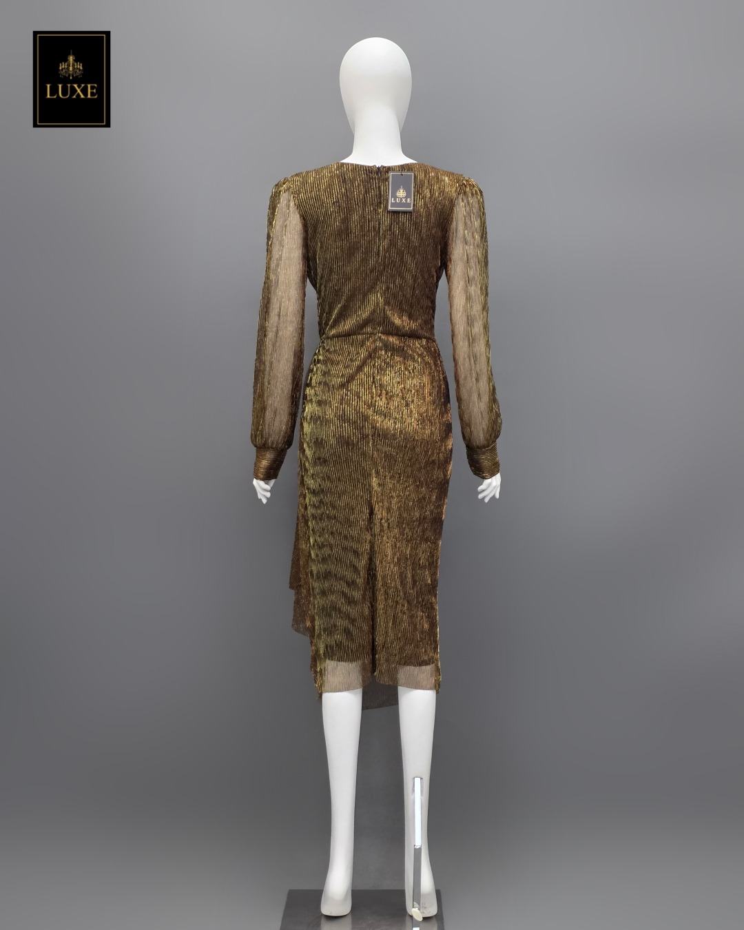 Label : LUXE เดรสเสื้อคอวีป้ายแขนยาว กระโปรงทรงสอบจับเดรปข้างลำตัว ตัวชุดทำจากผ้าราเม่อัดพลีทผสมดิ้นเมททัลลิค เล่นแสงสวย มีซิปซ่อนและซับในเต็มตัว ผ้ายืดหยุ่นใส่สบายค่ะ