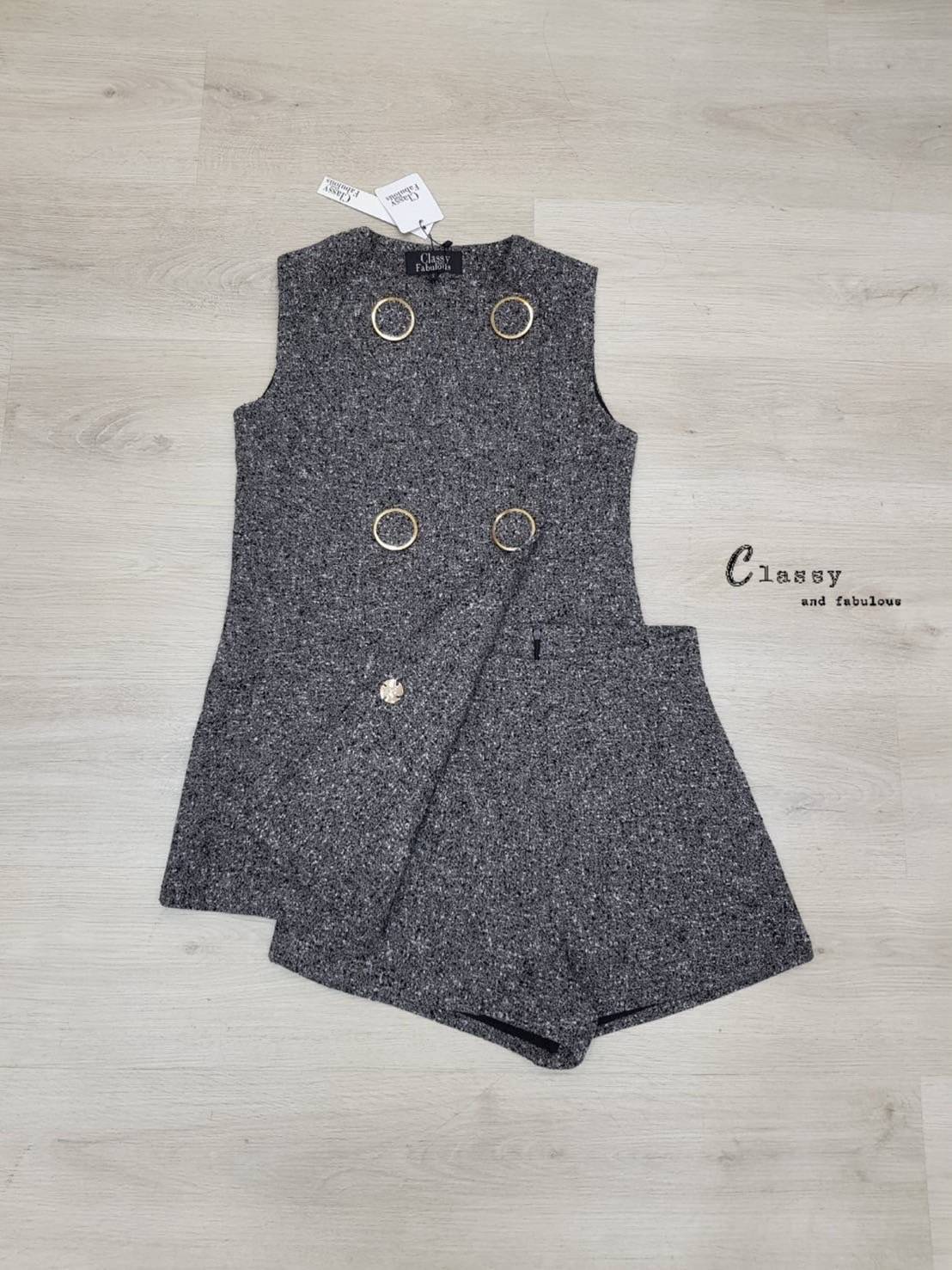 Set เสื้อแขนกุด+กางเกงขาสั้น ผ้าทวิตเนื้อนุ่มทั้งชุด กระดุมแต่งวงกลมขอบทองด้านหน้าสวยๆ ผ้านุ่มเนื้อดีไม่คัน มีซับในทั้งตัว เราทำมา 6 ไซส์ S M L XL 2XL 3XL เลยค่ะ