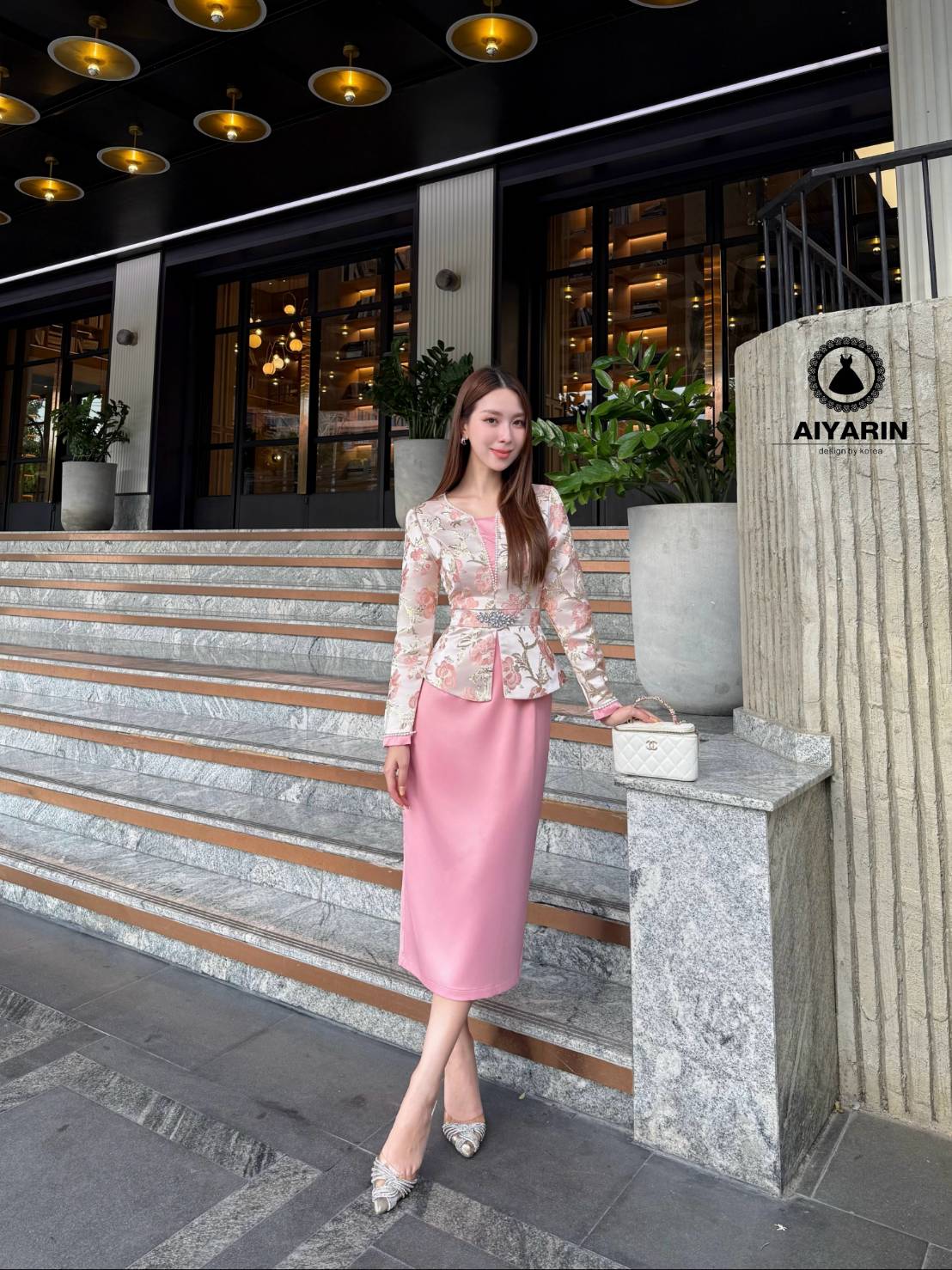 Brand : aiyarin il : เดรสผ้าทอเนื้อดีมีทรงสวยมั้กๆผ้าหนานิ่มไฮโซสวมใส่ง่ายเเต่งเเนวลูกคุณมั้กๆคะเดรสผ้าทอปักดอกไม้สวยกระโปรงทรงเข้ารูปดูทรงสวยมากๆด้านหน้าเอวตกเเต่งเพชรทำให้ชุดดูเเพงดูเก๋ดูสวยมากๆดูไฮโซมั้กๆๆน่ารักมั้กๆว์ผ้าทอหนาสวยเนื้อดีหนาสวยดูเก๋
