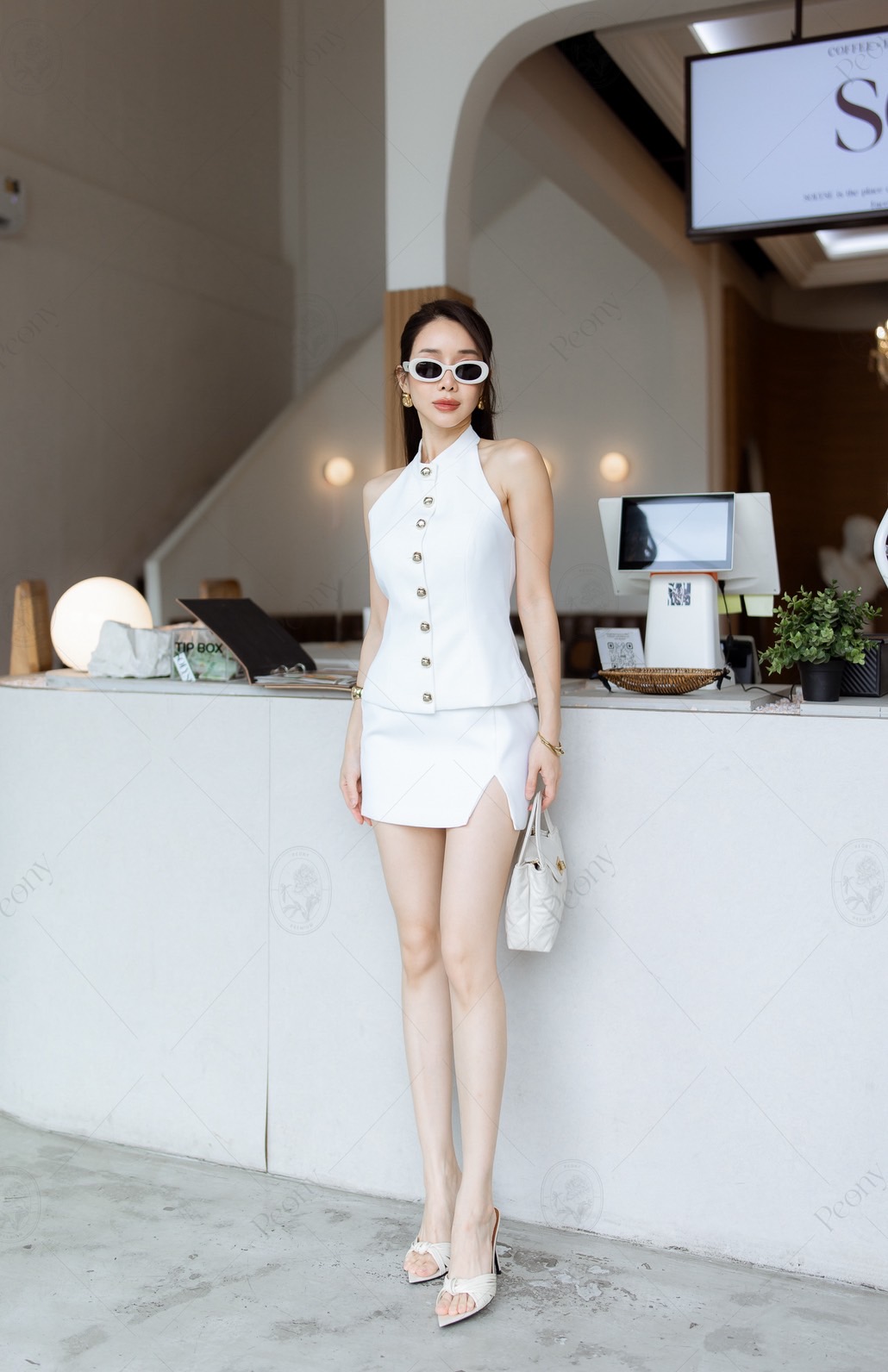 ชุดเซตผ้าพื้น ดีไซน์เรียบเก๋ คล้องคอ กระดุมหน้า แมทมาพร้อม กระโปรงสั้นผ่าข้างหน้า คอมพลีทลุคสวย แพง แฝงความเซ็กซี่ #งานป้ายpeony #ชุดสวย #ชุดเซตกระโปรง #ชุดเซ็ต #ชุดไปคาเฟ่ #ชุดเซต #ชุดเซ็ตสวยๆ #เสื้อผ้าแฟชั่น #กระโปรงส้้น #ชุดทำงาน #peonyoleaf #peonybkk