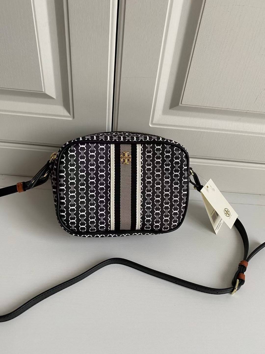กระเป๋าสะพายไฮโซแบรนด์เนมโทรี่เบิร์ชเรียบหรูดูแพงสีดำแต่งแถบคาด Tory burch gemini link mini crossbody
