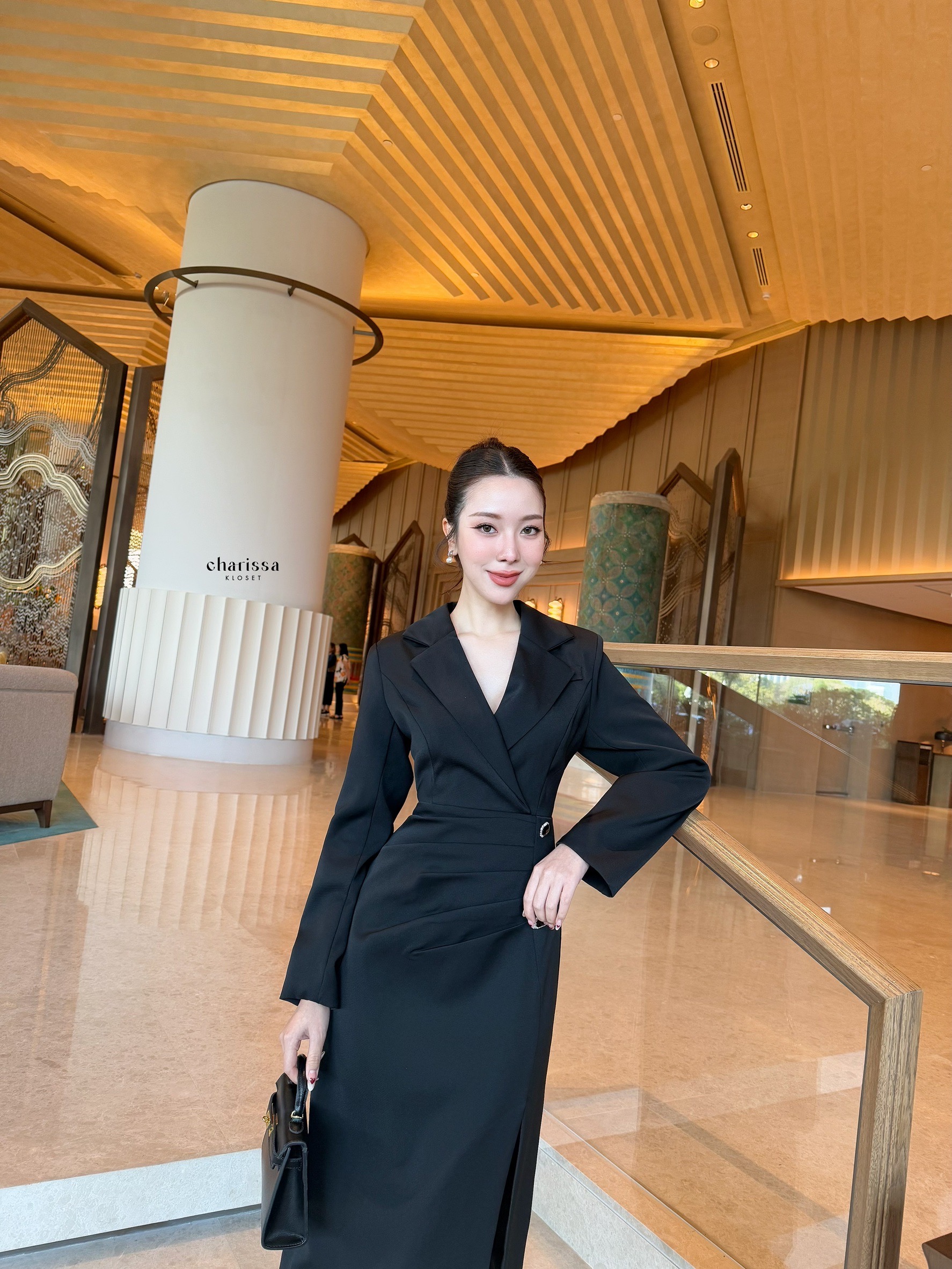 : เดรสปกสูททรงเข้ารูปสวยมากก รุ่นนี้มีความพิเศษที่การดีไซน์เย็บจับจีบบริเวณที่ให้เอวทำให้ดูผอม และปกพุงได้ดี เพิ่มความหรูด้วยกระดุมอะไหล่เพชรสวยมากก เดรสมีซับในทั้งชุด ผ้านุ่มใส่สบายมากก แอบเซ็กซี่เล็กๆการผ่าด้านข้างทำให้สวยและเดินสะดวกมาก ซิปซ่อนด้านหลัง