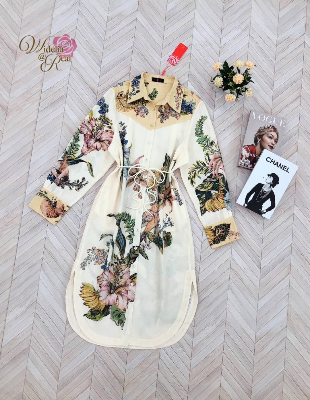 Dress ตัวสั้น ทรงปล่อย งานเก๋ ใส่ง่าย แขนยาว คอเชิ้ต กระดุมเรียงยาว พิมพ์ลายดอกไม้มีเชือกผูกเอวเพิ่มความกระชับ เนื้อผ้าอย่างดี งานเกรดพรีเมี่ยม แนะนำเลย รับรองใส่ออกมาไม่ผิดหวัง บอกเลยห้ามพลาดเด็ดขาดงานดีงานสวยจริงต้อง Widelia @ Real