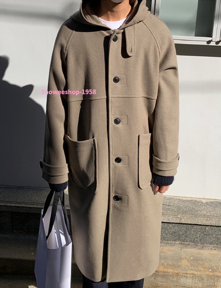 เสริมลุคหล่อ เท่ พร้อมลุยหนาว เสื้อโค้ทผู้ชายผ้ากำมะหยี่ขนสัตว์หนาพิเศษ ดีไซน์เรียบหรู คลาสสิก แต่แฝงไปด้วยฟังก์ชันกันหนาวเต็มขั้น! เหมาะสำหรับใส่ลุยหนาว เที่ยวเมืองนอก หรือใส่ทำงานให้ดูสมาร์ทสุดๆ คุณสมบัติพิเศษ ที่หนุ่มๆ ต้องมี! ผ้าหนาพิเศษ** ให้ความอบอุ