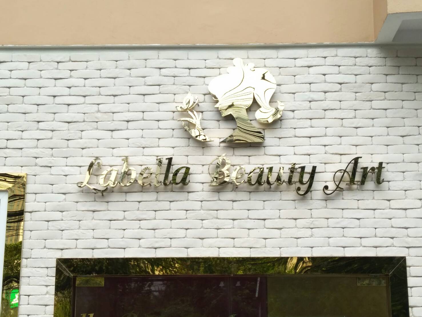 อักษรสแตนเลสหน้าทอง สีวอร์ม ติดไฟออกหลัง #LabellaBeautyArt ติดตั้งสุขุมวิท22