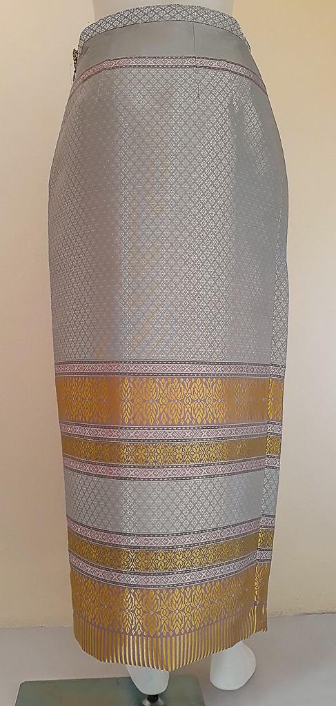 ผ้าถุงไหมสำเร็จรูป (สีเทา ลายสุโขทัย) งานตัดเย็บประณีต อัดผ้ากาวตามสีของผ้าถุง เนื้องานดีเกรด A (รอบเอว 28 นิ้ว)