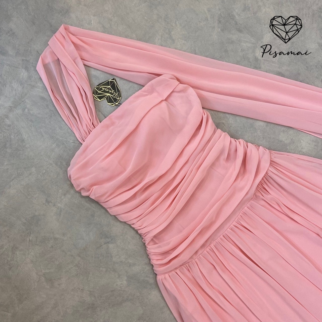 เดรสสีชมพูตัวบานทรงพาดไหล่ไปงาน สวย ราชนิกูลมากก ราคานี้มือต้องไวเลยค่า รุ่นนี้ใส่สวย เนื้อผ้าดีมากกกกกกก ห้ามพลาดเลยค่า #pisamaibrand #ชุดไปงานแต่ง #ชุดเพื่อนเจ้าสาว #เพื่อนเจ้าสาว