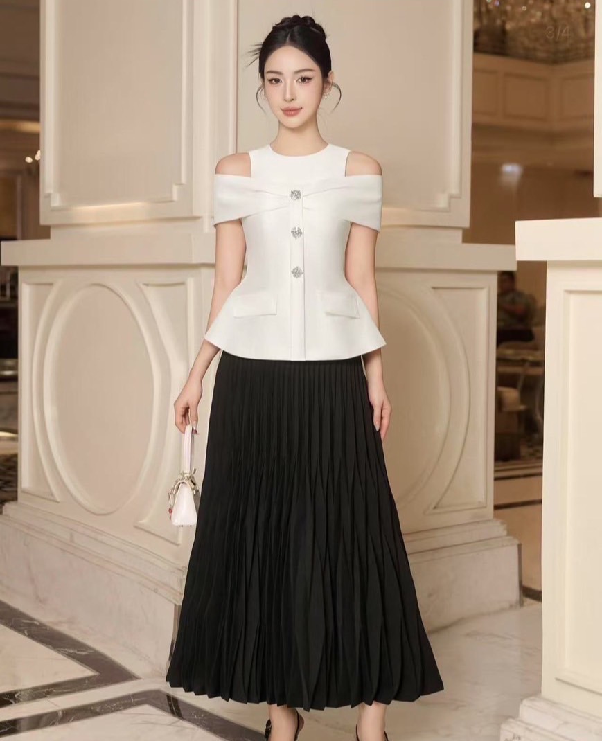 Label :: RAMI-PAPHA(รมิปภา) เซตเสื้อสีขาวดีเทลแขนสวยเก๋ แต่งกระดุมหน้าสวยหรู อกเสริมฟองน้ำเพื่อทรงสวย ซับในอย่างดีทั้งตัว ซิปหลัง (กระดุมหน้า/กระเป๋าแต่งเพื่อสวยงาม) ++กระโปรงยาวพีทจีบเก๋รอบตัว ซับในอย่างดี ซิปข้าง