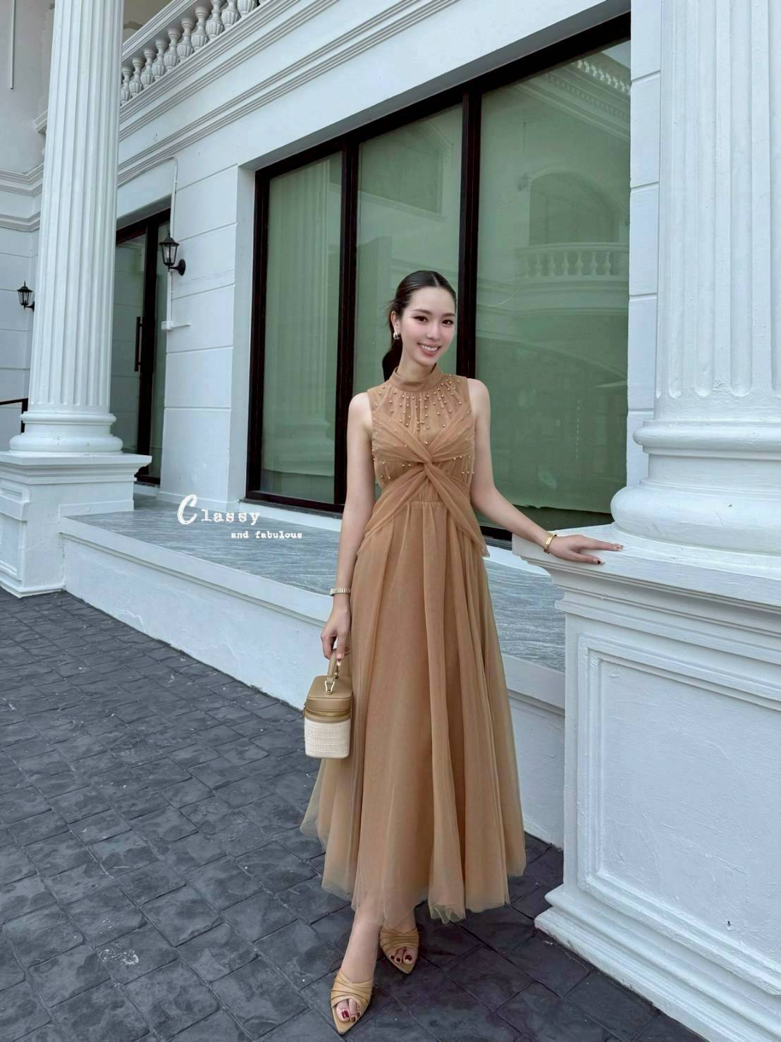 เดรสคอปีนแขนกุด ด้านหน้าเสื้อมีปักมุกทั่วเสื้อด้านบน และเรา design ผ้าไขว้ตัวX ด้านหน้าสวยมาก สีสวย เนื้อผ้าอย่างดี ไม่คันแน่นอน ช่วงกระโปรงเป็นทรงพองสวยกำลังดี อกมีฟองน้ำ มีซับในยาว ซิปหลัง มีติดตู้ไว้ได้ใช้แน่นอนค่า