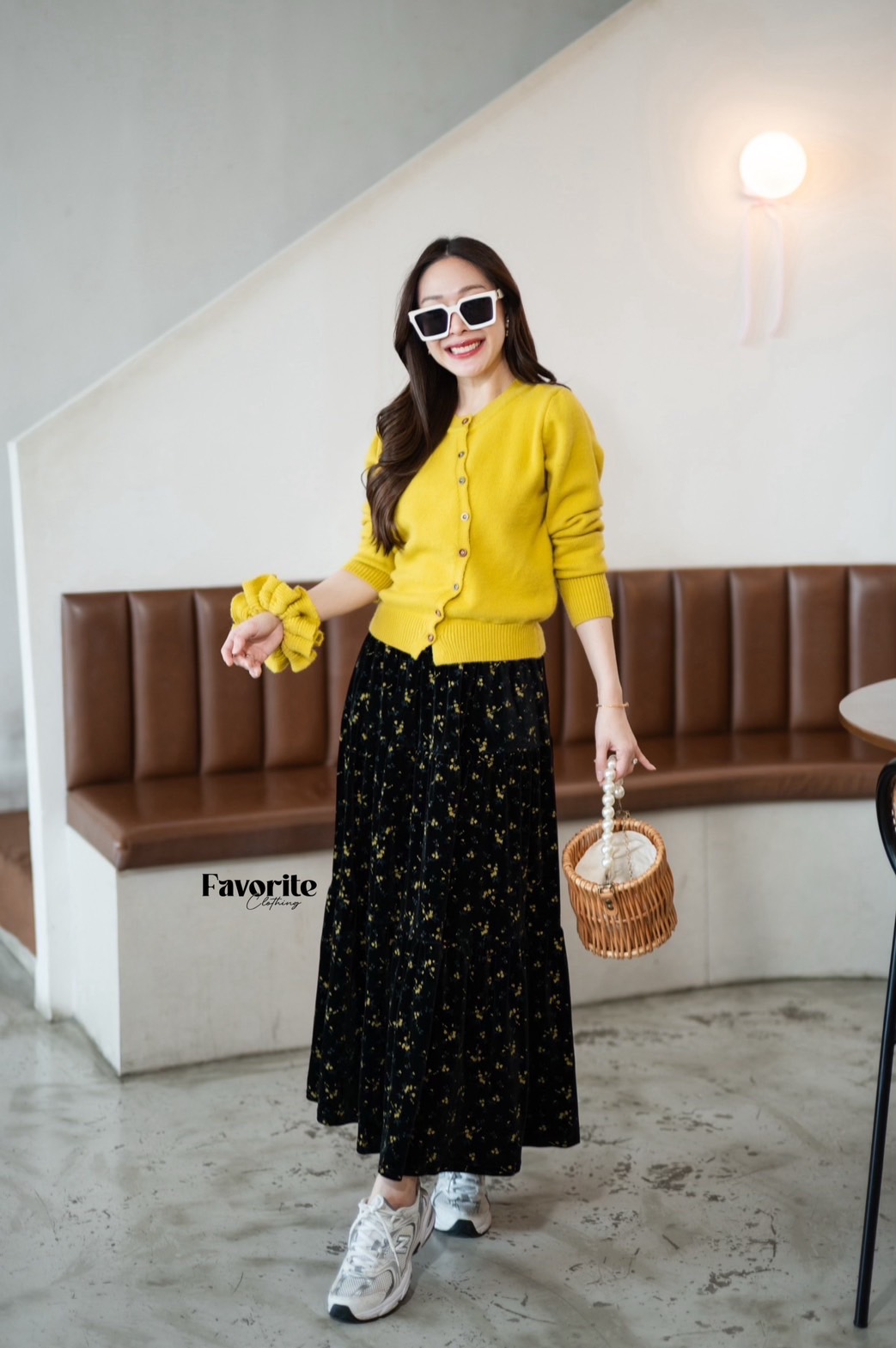 Set เสื้อไหมพรม+กระโปรง❣️ Set เสื้อไหมพรมแขนยาว งานกระดุมหน้าดีเทลกระดุมมีเลเยอร์ดูสวยเก๋มากค่ะ มาพร้อมกระโปรงผ้ากำมะหยี่ลายดอก เอวสม็อค งานมีซับในด้วยนะคะ แถมที่มัดผมเข้าชุดด้วยน๊า(free hair tie) เซทนี้ใครได้ไปคือคุ้มมาก