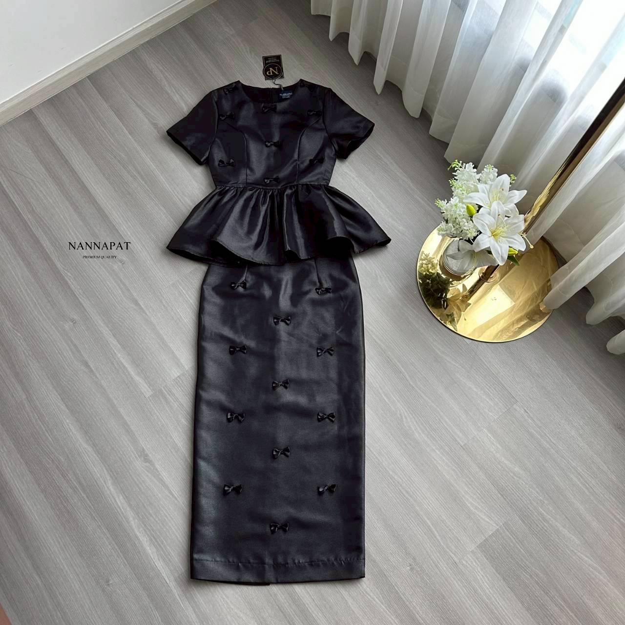 เซ็ทกระโปรงดำ สวย สุภาพ ดูดี งานคล้ายผ้าไหมเลยนะคะ อย่างกับชุดที่ขายราคาเป็นพัน เสื้อน่ารัก ซิปหลัง มีฟองน้ำอก กระโปรงก็ทรงสวย ทั้งเสื้อ กระโปรง เค้าจะแต่งโบว์เล็กๆทั้งตัว น่ารักดูดี ใส่ทำงานได้คะ