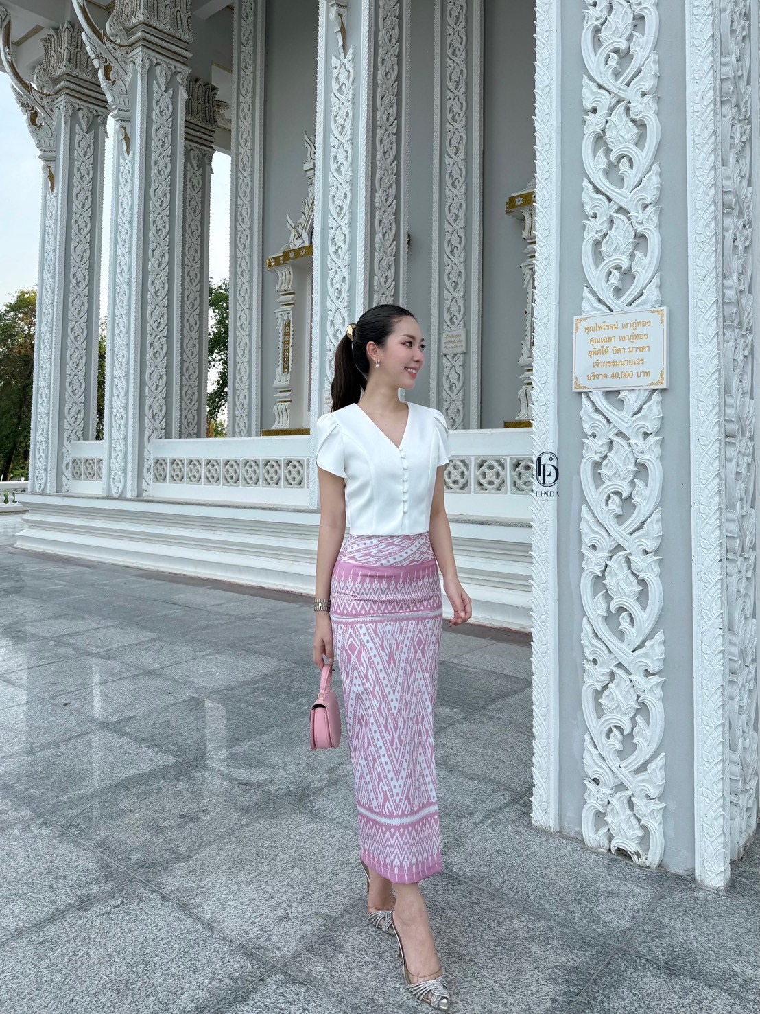 ชุดไทยสองชิ้นผ้าถุงเป็นผ้าพิมพ์ลายเกรดพรีเมี่ยม มีด้วยกันสองสีนะคะ สีฟ้าและสีชมพู เสื้อสวมใส่ง่ายระบายอากาศดี ไม่ร้อนค่ะขนาดพอดีตัวไม่สั้นจนเกินไป วันพระนี้มีชุดสวยใส่เข้าวัดกันหรือยังคะ #ชุดทำบุญ #ชุดออกงาน #ชุดดินเนอร์ #ชุดไปคาเฟ่ #ชุดทะเล #ชุดเชต #lind