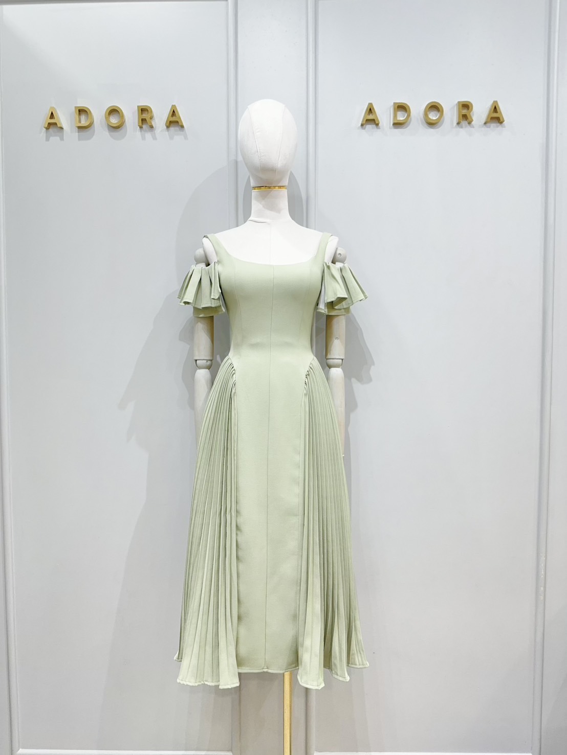 เดรสดีไซน์สายเดี่ยว แต่งดีเทลช่วงแขน ตัวเดรส ใช้ผ้าเนื้อผ้า เกรดพรีเมี่ยมทั้งตัว เนื้อผ้ามีคุณภาพ ใส่แล้วเก็บทรงดูหุ่นเพรียว แต่งดีเทลอัดพลีทด้านข้างทั้งสองข้าง งานมีซับใน งานซิปหลัง สาวๆใส่ออกงาน