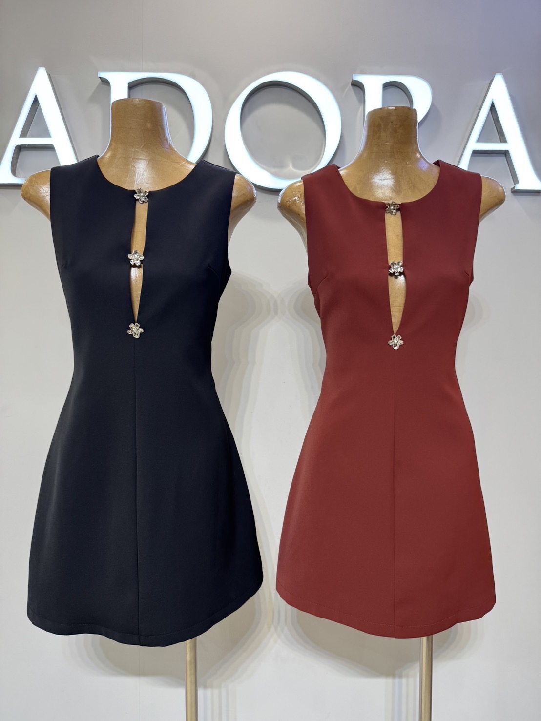 มินิเดรสดีไซน์น่ารักๆใส่ง่ายๆในช่วงนี้ แนะนำตัวนี้เลยค่ะ สาวๆ อโดร่า มินิเดรส ดีไซน์แขนกุด แต่งอะไหล่ช่วงอก ตัวเดรส ใช้ผ้าโพลีเอสเตอร์