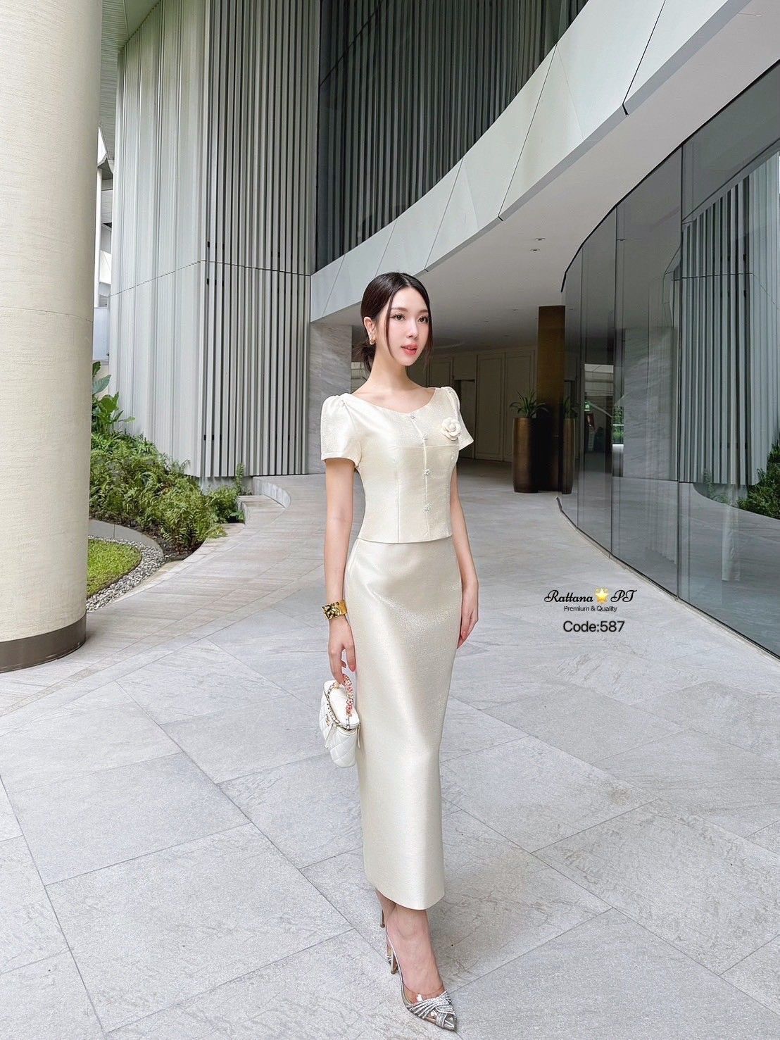 ชุดเซต เรียบหรูดูแพง เนื้อผ้าดีมาก เสื้อแต่งกระดุมด้านหน้า มีเข็มกลัดดอกไม้ติดที่หน้าอก สามารถถอดออกได้ หน้าอกมีฟองน้ำ มีซับในทั้งชุด มีซิบด้านหลัง จะใส่ไปงานบุญ งานบวช งานแต่ง ชุดนี้เหมาะสมมาก หรอใส่ออกงาน ดูดีมาก🤍🤍