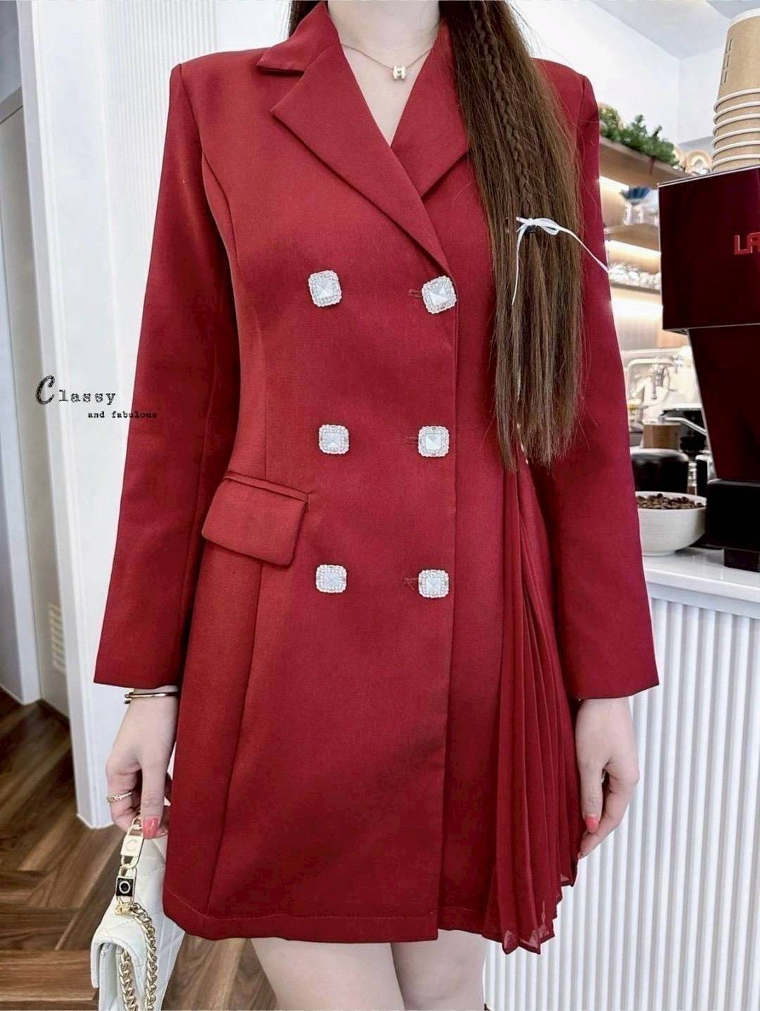 เดรสผ้าสูท คอปกแขนยาว บ่าเสริมฟองน้ำ ผ้าสูทอัดกาวอย่างดี กระดุมหน้าสวยๆ 6 เม็ด และปลายกระโปรงด้านข้างอัดพลีท ผ้าดีมากมีน้ำหนัก มีซับในทั้งตัว งานหรูงานดูแพงเวอร์วัง