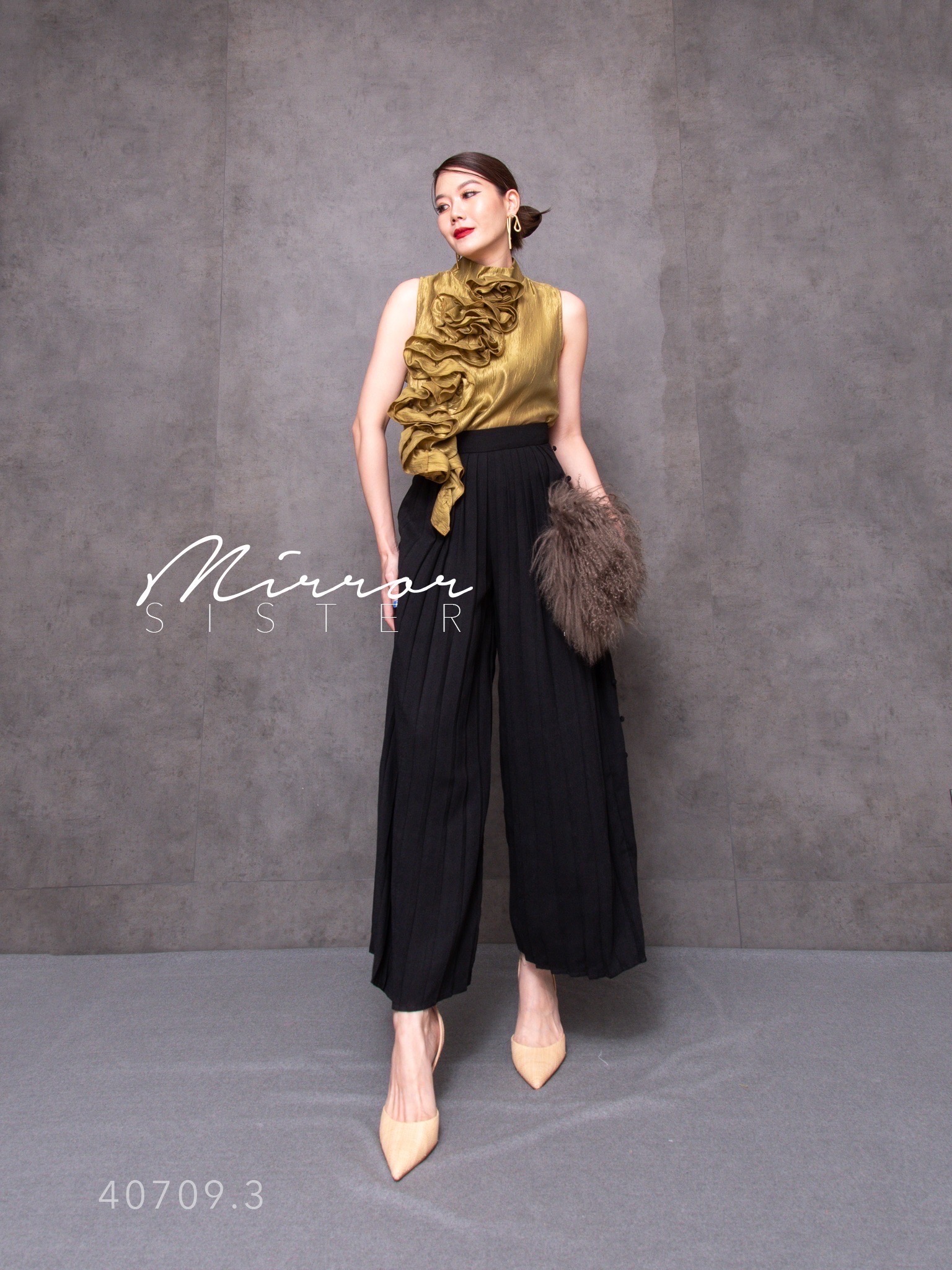 สินค้าขายดี❤️ ••MiRRoRSiSTER's PaRo PLeATED PANTs•• กางเกงทรงสวยเก๋ ดีเทลอัดพลีทด้านหน้า แต่งกระดุมเรียงข้างซ้าย ช่วงเอวแต่งขอบ เนื้อผ้าดีใส่สบาย แมชกับอะไรก็เป๊ะปัง..!!