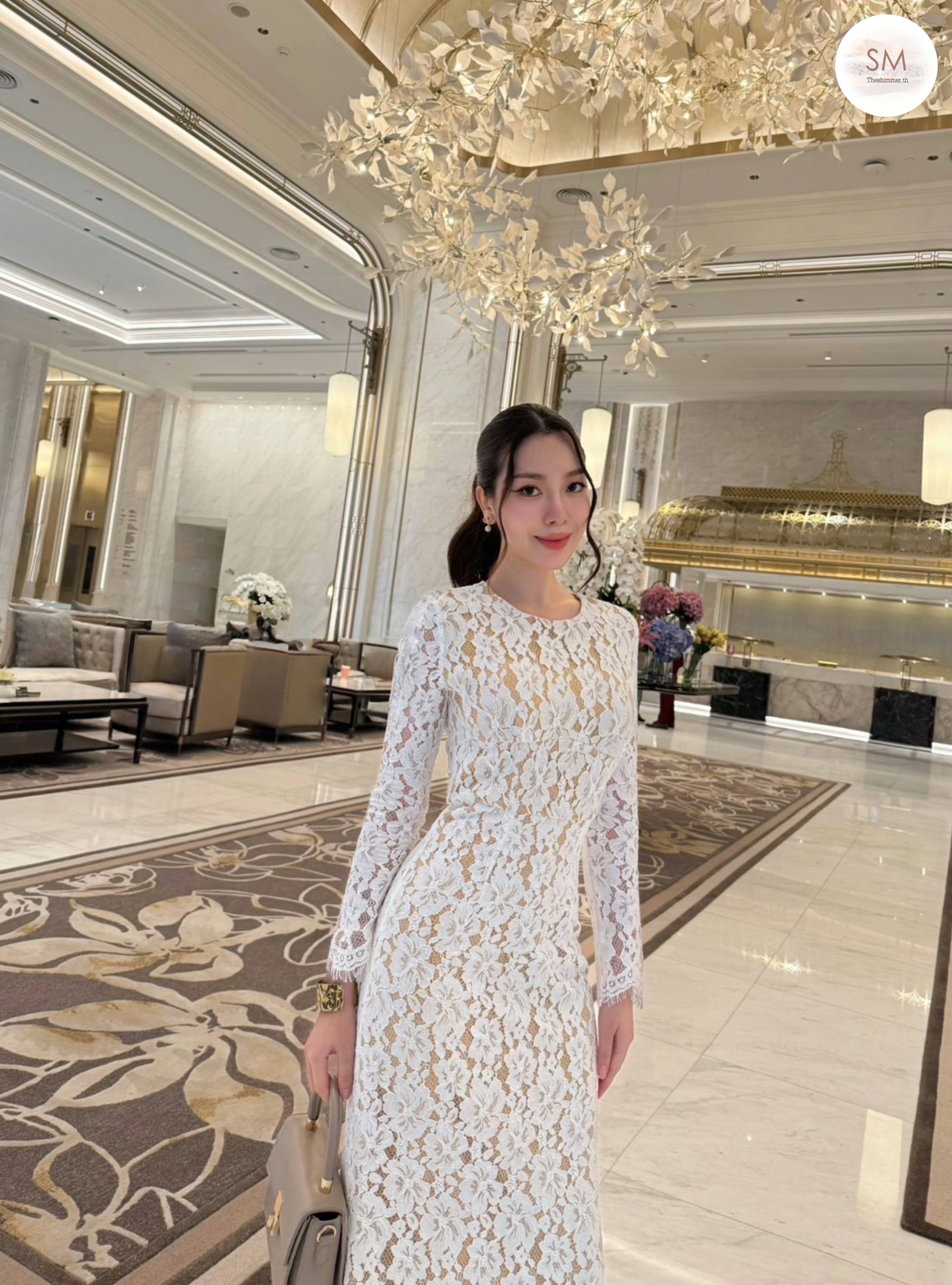 แม็กซี่เดรสคอกลมแขนยาว เนื้อผ้าลูกไม้นำเข้าทอลายแน่นสวยคลาสสิค แพทเทิร์นสวยเข้ารูปช่วงเอวตะเข็บเสริมโครงเพิ่มความพรีเมียมให้กับเดรส ซับในสีน้ำตาลเบจตัดกับลายลูกไม้ยิ่งเพิ่มความโดดเด่นให้กับเดรสรุ่นนี้