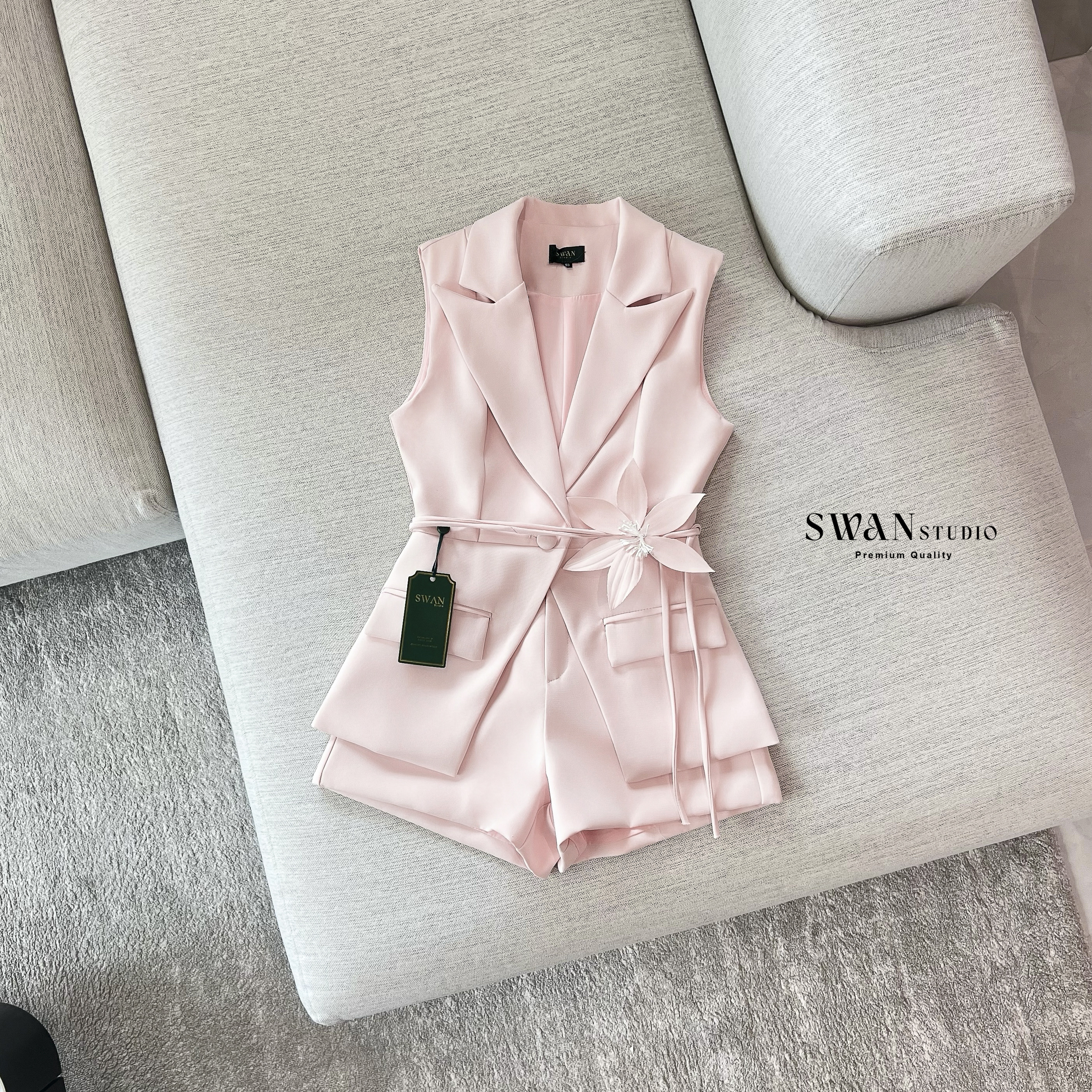 Detail : Set เสื้อทรงเบลเซอร์คอวีลึกให้ลุคเรียบหรูแต่แฝงความเซ็กซี่ ช่วงเอวแต่งสายตกแต่งด้วยดอกไม้เพิ่มความหรูหรามีระดับ ตัวเสื้อเข้ารูปช่วยขับสัดส่วนให้ดูเอวคอด ส่วนกางเกงขาสั้นทรงเนี้ยบช่วยยืดขาให้ดูเรียวยาว