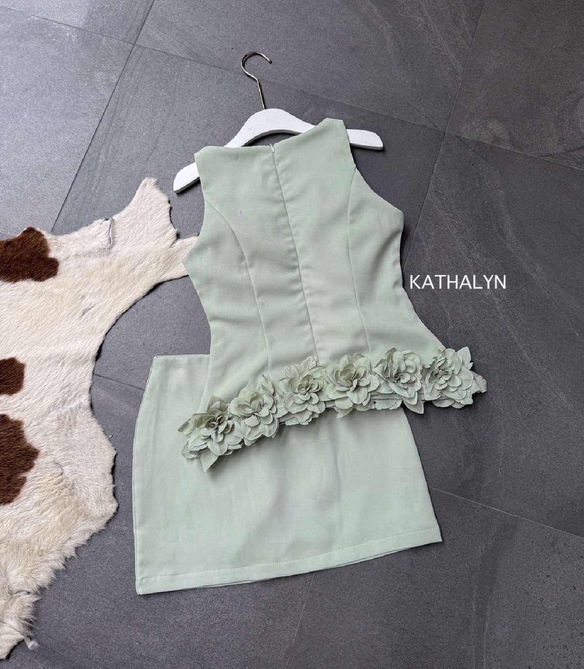 : ชุดเซ็ทเสื้อแขนกุด คอกลมทรงพอดีตัวใส่กำลังสวย มีบลาในตัวอย่างดีสีสวยขับผิวมาก เนื้อผ้าดีมีน้ำหนัก ปลายเสื้อเว้าโค้งดีไซน์เก๋สะดุดตาแต่งดอกไม้ประดิษฐุ์สุดหรูหราสีเดียวกันกับชุด แมทช์คู่กับกระโปรงสั้นทรงสวยความยาวกำลังพอดี