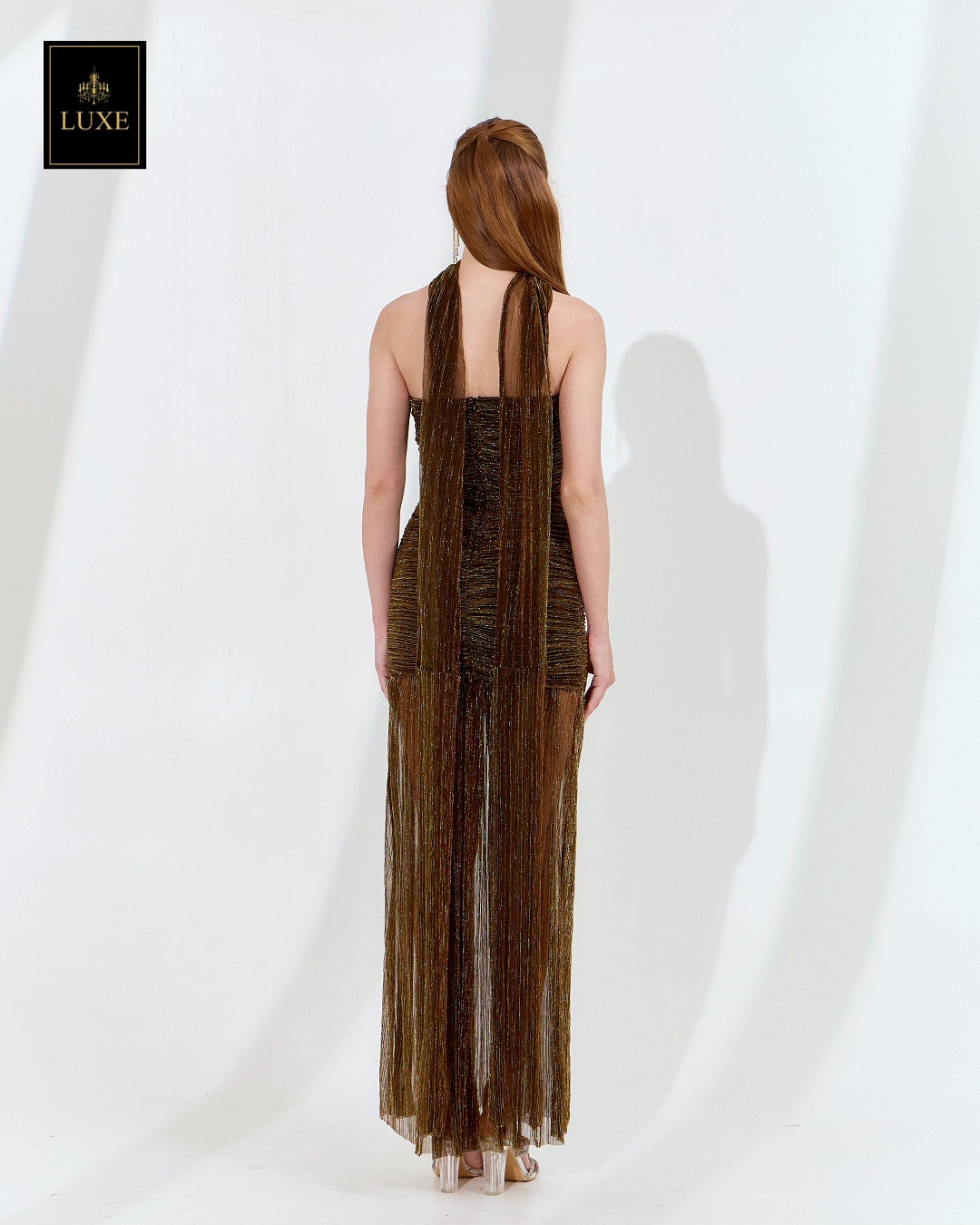 Label : LUXE ☑️เดรสเสื้อเกาะอกทรงเข้ารูป กระโปรงต่อชายระบาย ผ่าหน้า มาพร้อมผ้า mmคลุมไหล่ ปรับเป็นผ้าพันคอได้ ☑️ทำจากผ้าราเม่อัดพลีท ผสมดิ้นเมทัลลิก เล่นแสงวิบวับ ผ้านุ่ม ยืดหยุ่น ☑️มีซิปซ่อนและซับในอย่างดี