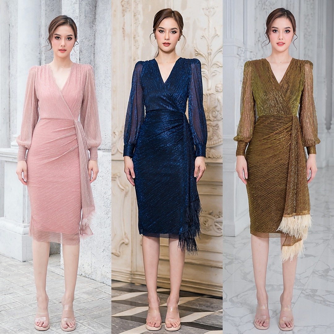 Wrap Neck Long Sleeve Dress Embellished Detail Label : LUXE เดรสเสื้อคอวีป้ายแขนยาว กระโปรงทรงสอบจับเดรปข้างลำตัว ดีเทลแต่งชายระบายขนนก ตัวชุดทำจากผ้าราเม่อัดพลีทผสมดิ้นเมททัลลิค เล่นแสงสวย มีซิปซ่อนและซับในเต็มตัว ผ้ายืดหยุ่นใส่สบายค่ะ