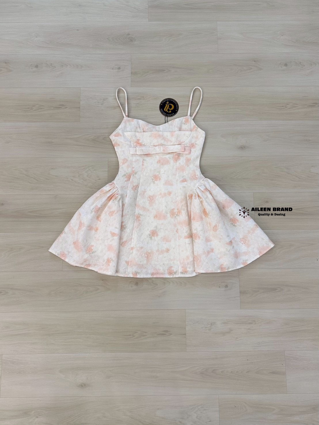 มินิเดรสสายเดี่ยวสีขาวครีม ลายดอกไม้เล็กๆ ผูกโบที่อก ซิปหลัง ช่วงเอวเข้ารูป ตัวกระโปรงแต่งจีบด้านข้างบานออกทรงสวย มีชับใน งานสวยเนื้อผ้าดี คัตติ๊งเป๊ะคะ 💕💦ป้าย Aileen งานคุณภาพ ขึ้นจากงา