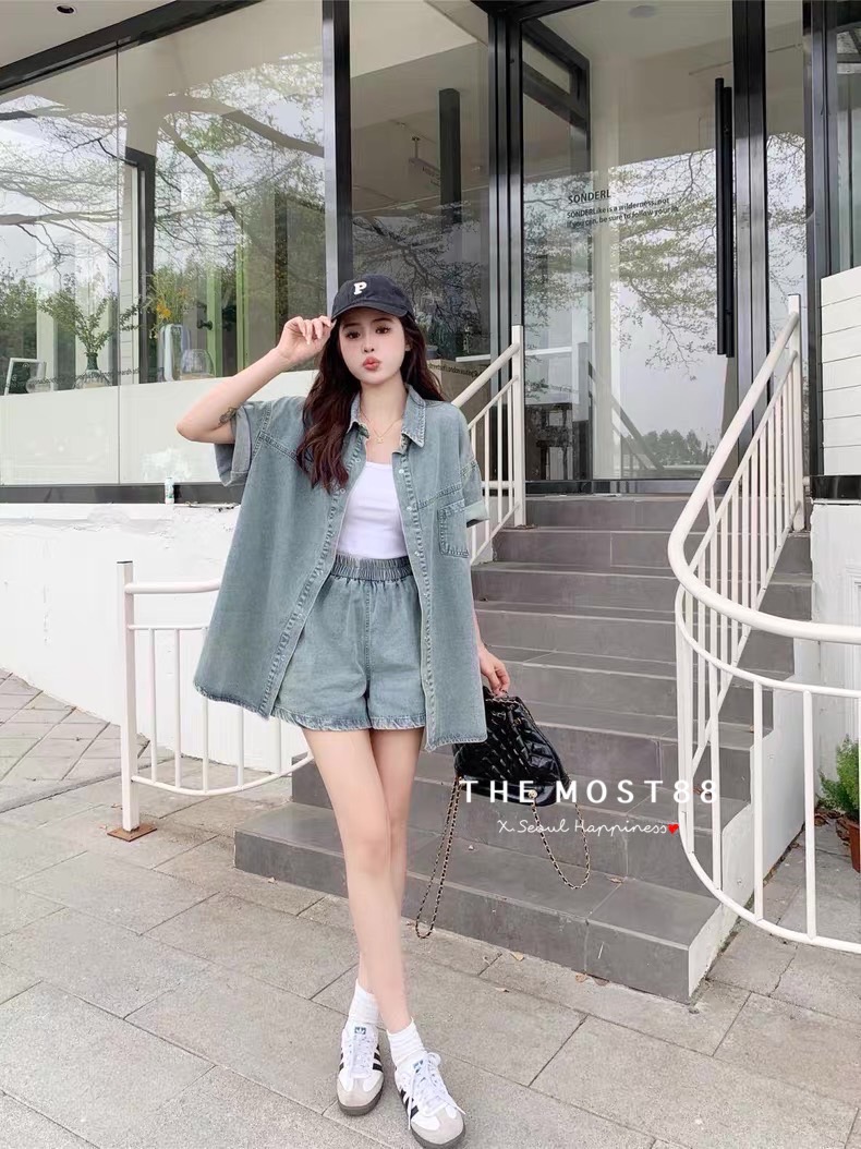 เชิ้ตยีนส์แขนยาวกระดุมแป็กแต่งตารางครึ่งซีก #vshopbrand #vshop #เสื้อกันหนาว #คาดิแกน #เสื้อคลุม #เสื้อแขนยาว #croptop #streetwear #streetstyle #hoodiejacket #เแจ็คเก็ต #jacket #ยีนส์ #denim #shirt #เชิ้ตยีนส์