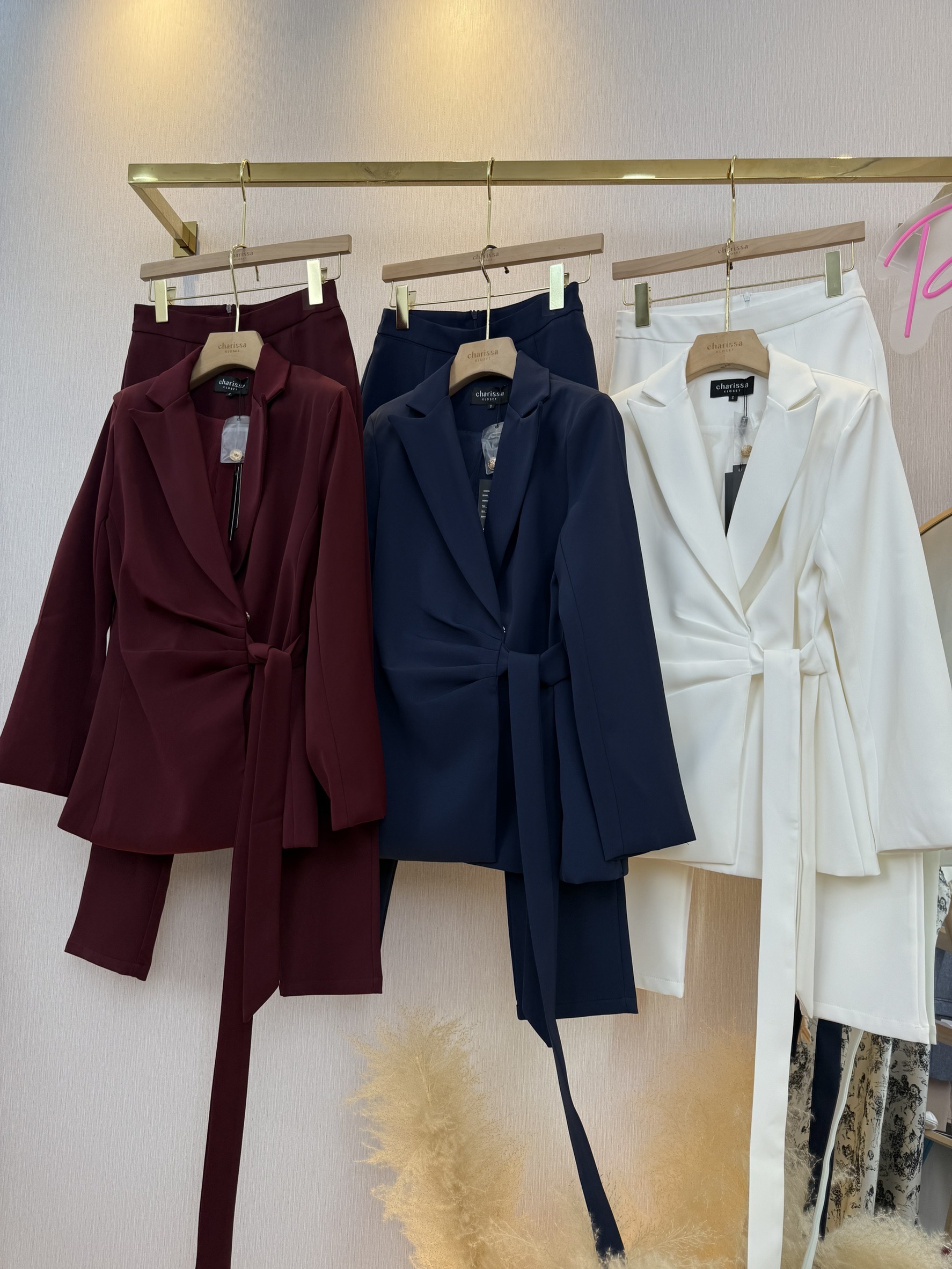 Set suit 2 ชิ้น เสื้อสูททรงทันสมัยออกออกแบบให้มีทรงยาวเข้ารูป แต่งจับจีบเพื่อให้ดูผอมเพรียม ด้านในเสื้อติดแป๊ก2 เม็ด มีเสริมบ่าบางๆเพื่อให้เป็นทรงสวย มาพร้อมกับสายผูกเอวเย็บติดด้านหน้า ปลายแขนด้านหลังแต่งกระดุมสีทอง 2 เม็ด ส่วนกางเกงเป็นทรง9 ส่วนซิปหลังกร