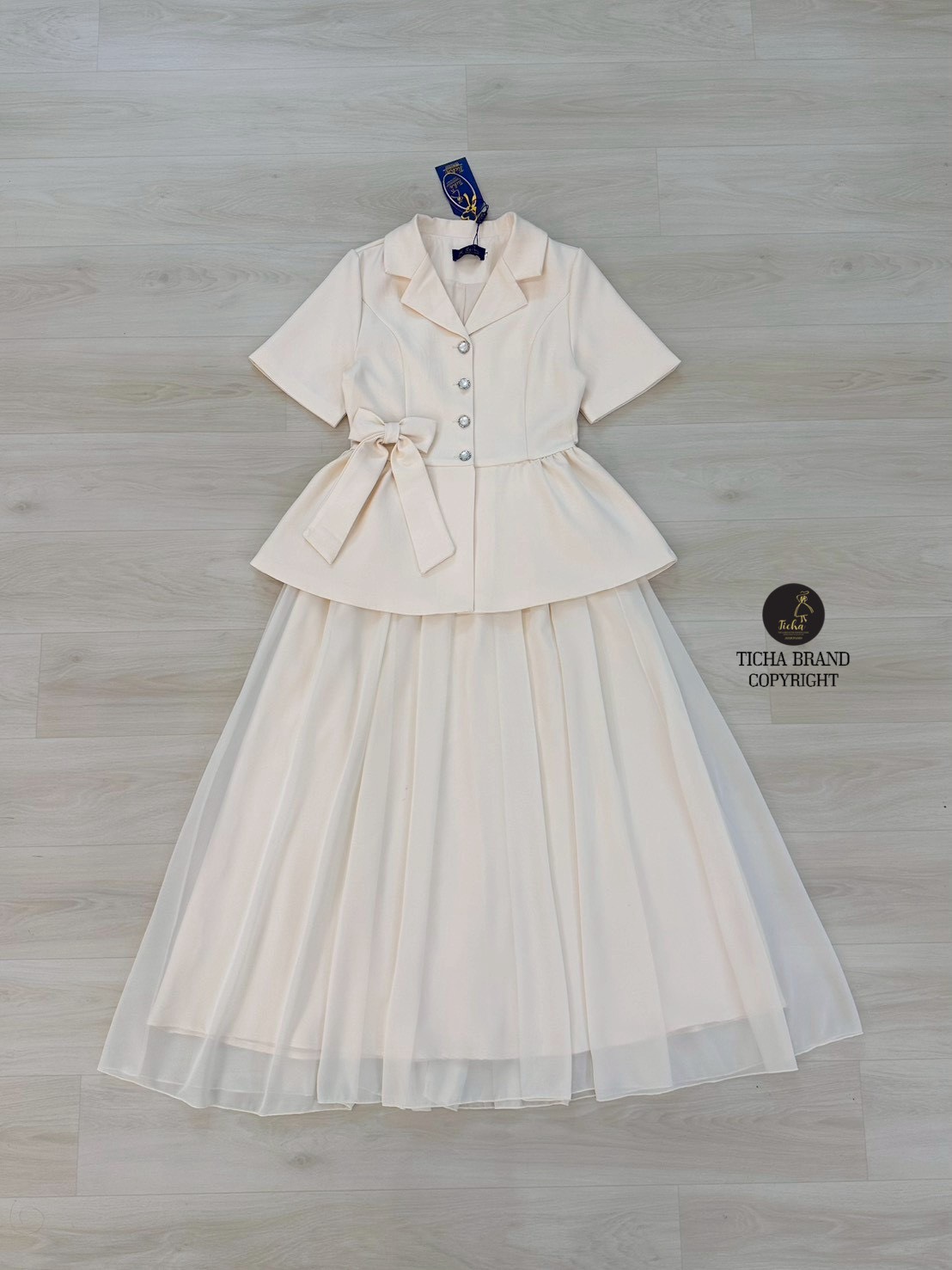 Set.3 ชิ้นเสื้อ+ กระโปรง+เข็มกลัด