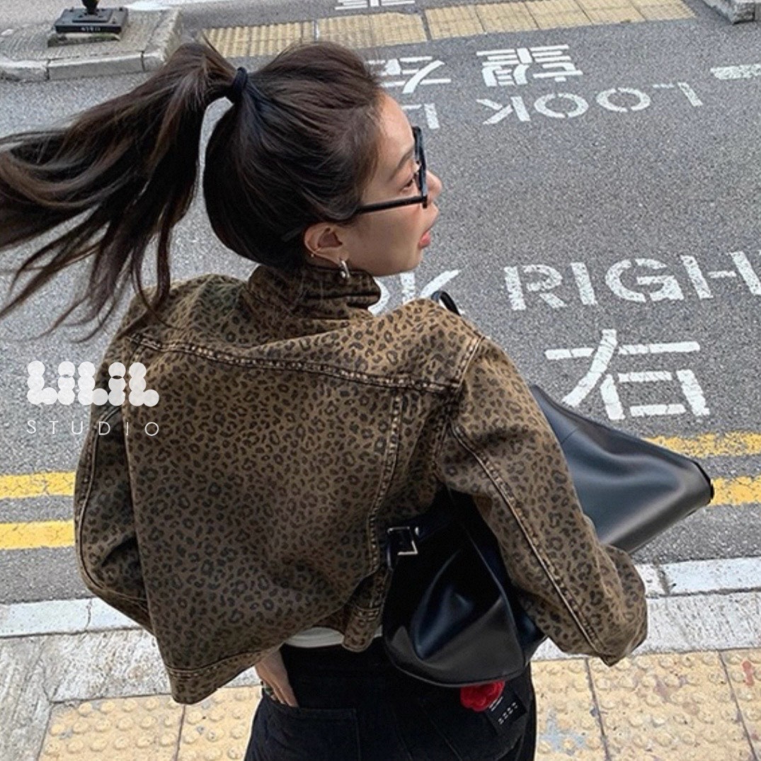 🐆Girly Leopard Jacket🐆 เสื้อคลุมผ้ายีนส์ลายเสือดาว งานผ้าดี ตัดเย็บดี แบบสวย ไม่มีซับในไม่ร้อน #ต้องมีค่ะ😘 🏷Freesize อก42“ วงแขน18” แขนยาว22“ เสื้อยาว18” 🛍ลายเสือดาวสีเดียวค่ะ 💰 Price : 790.- (ค่าส่งลงทะเบีย