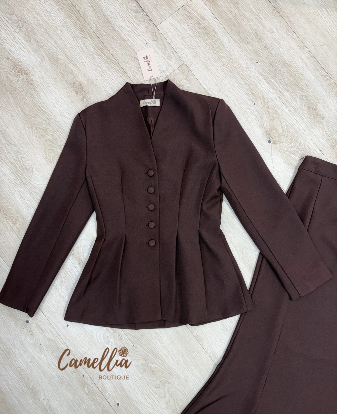 ชุดSet สีแดงที่สวยสง่า เป็นแดงที่สวยแพงมากคะ เสื้อแขนยาวเอวจีบเข้ารูป มาคู่กับกระโปรงเอวสูงทรงหางปลา เอวด้านหลังยืดได้เล็กน้อย