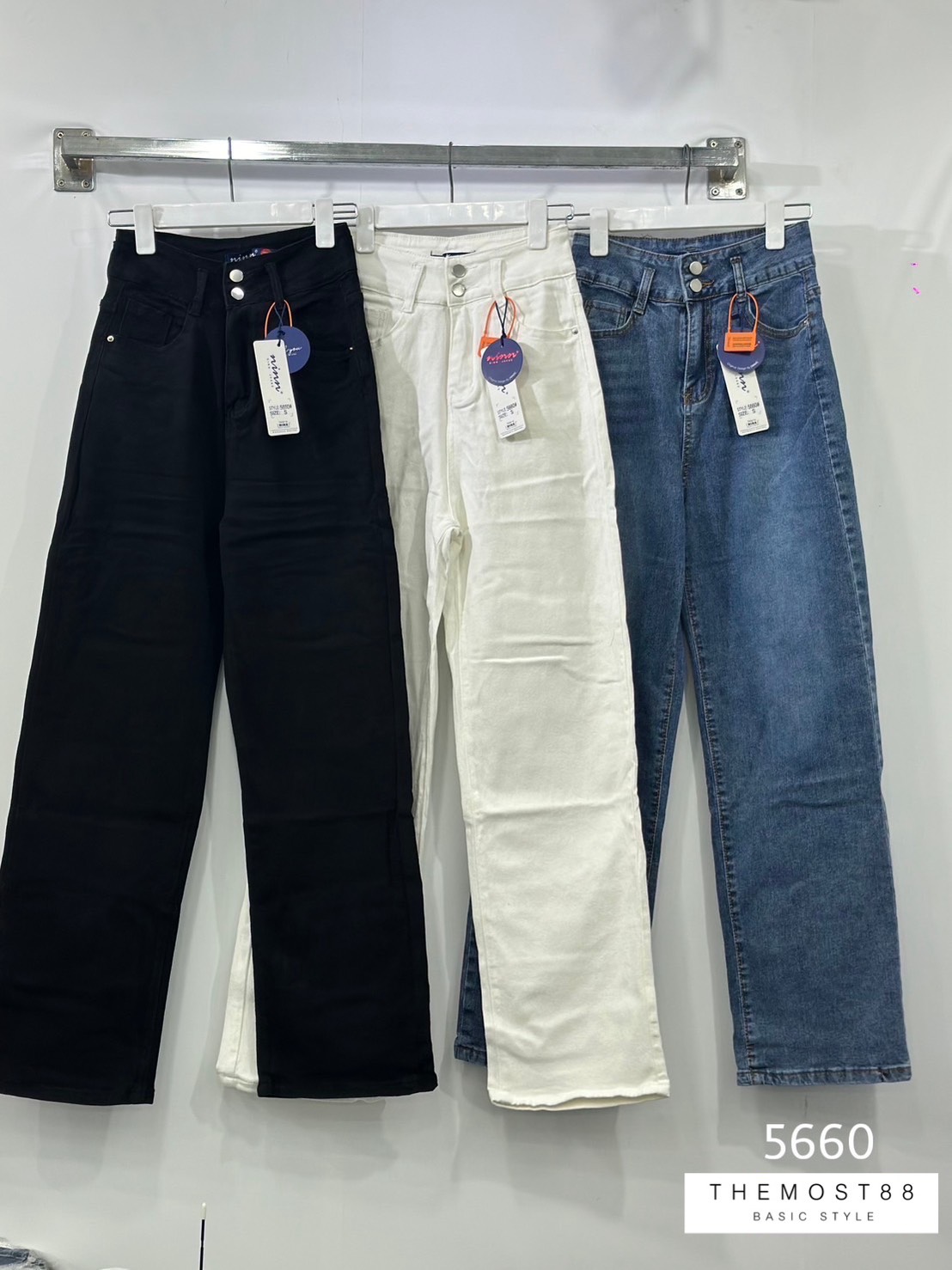 #5660 กางเกงยีนส์ขายาวผ้ายืด ทรงกระบอก เอวสูง รุ่นนี้งานดีเทลเรียบๆ แต่ทรงเป๊ะเว่อร์ เอวสูงปรี๊ด ขอบสองกระดุม งานฟอก เข้มๆ ผ้ายืดเด้งๆ เป็นทรงสวย ได้ลุกข์เรียบแต่ดูแพงเว่อร์