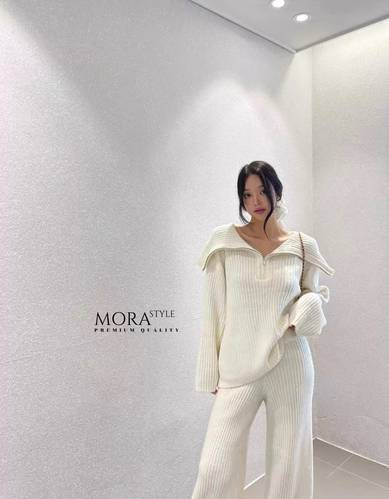 เซ็ท 2 ชิ้น เสื้อไหมพรมแขนยาวมีซิปรูดช่วงคอ มาพร้อมกับกางเกงขายาวผ้ายืดหยุ่นใส่สบาย เป็นงานไหมพรหมผ้าร่องทั้งเซ็ท เป็นอีกหนึ่งคอลเลคชั่นแนะนำสำหรับหนาวนี้เลยค่าาา