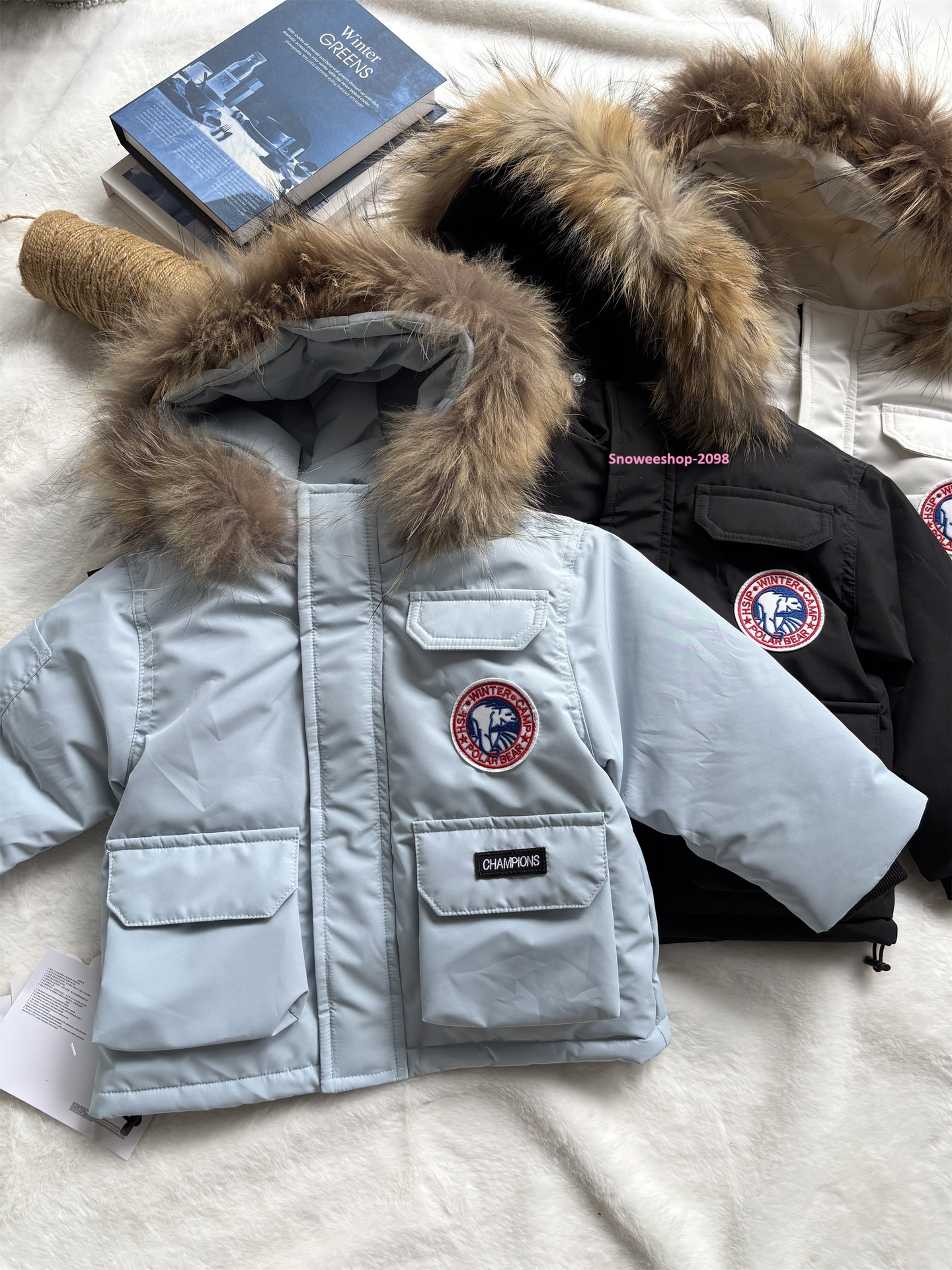 ลมหนาวก็ไม่กลัว…เด็กใส่แล้วอุ่นมาก สื้อกันหนาวสไตล์แคนาดากูส มีฮู้ดกันลม–กันน้ำ–กันหิมะ ใส่เที่ยวเมืองนอกได้สบาย มีไซส์ 80–150 cm และ 3 สีสุดคิ้วท์ ครบทุกลุค