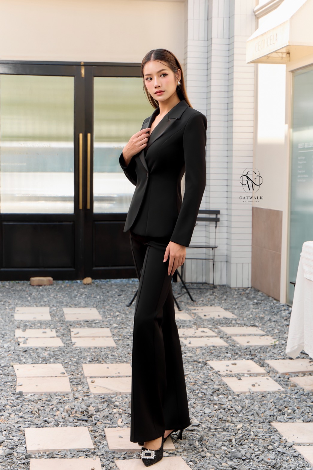 เซตสูทปกเลื่อม+กางเกงทรงสวย เนื้อผ้าเกรดเอ เนื้อนุ่มเป็นทรงใส่สบาย ตัวเสื้อสูทเป็นทรงเข้ารูป ช่วงปกใช้ผ้าเครปกึ่งเงา ใช้กระดุมปั๊มตามโทนสีชุด มาคู่กับกางเกงเอวสูงทรงขาม้า ใช้เนื้อผ้าเดียวกับตัวสูท มีกระเป๋าทั้ง 2 ข้างป้ายCATWALK BY KOH-TUN