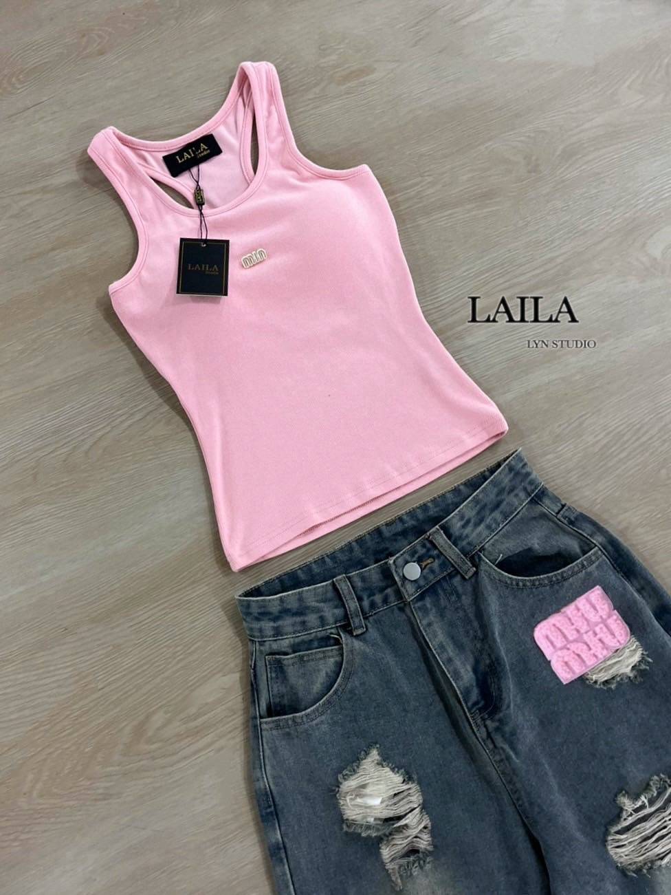 Tag: LAILA Detail:setเสื้อ+กางเกง เสื้อทรงแขนกุดแต่งเว้าแขนเสริมทรงช่วงอกอย่างดีทรงสวยเข้ารูปพร้อมเข็มกลัดmmาชมพู มาพร้อมกางเกงยีนส์ขายาวสียีนส์อย่างสวย ผ้าสวยมีน้ำหนัก ทรงกระบอกแต่งขาดช่วงเข่าและขา สายคาเฟ่ห้ามพลาดน้า #bywila #เสื้อกล้าม #ชุดยีนส์ #เสื้อ