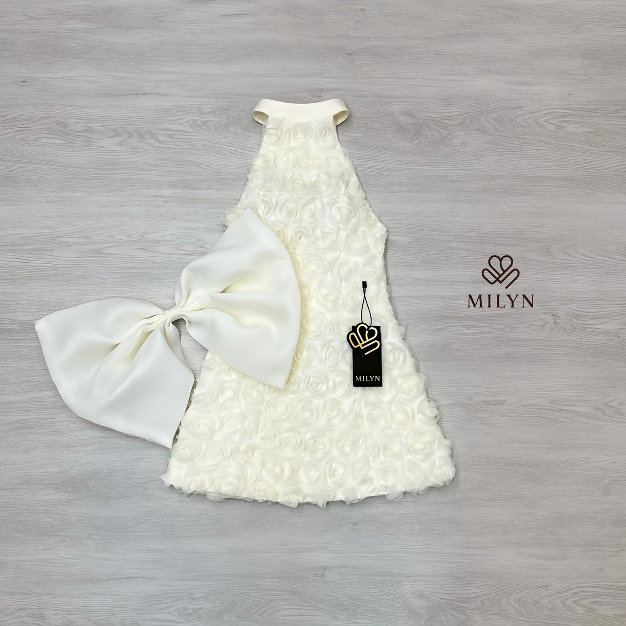 มินิเดรสแต่งดอกกุหลาบทั้งตัว ดีเทลเนื้อผ้าแบบ 3D ทำให้ชุดดูโดดเด่นมากขึ้น คอฮัลเตอร์ช่วยเสริมลุคให้ดูเพรียวและหรูขึ้นไปอีกขั้น ด้านหลังเปิดหลังสวย พร้อมโบว์ใหญ่สุดละมุนเป็นไฮไลต์ของชุด ใส่แล้วน่ารักปนความหวานแบบผู้ดีมากกกก 💙 ตัวเดรสทรงสวย