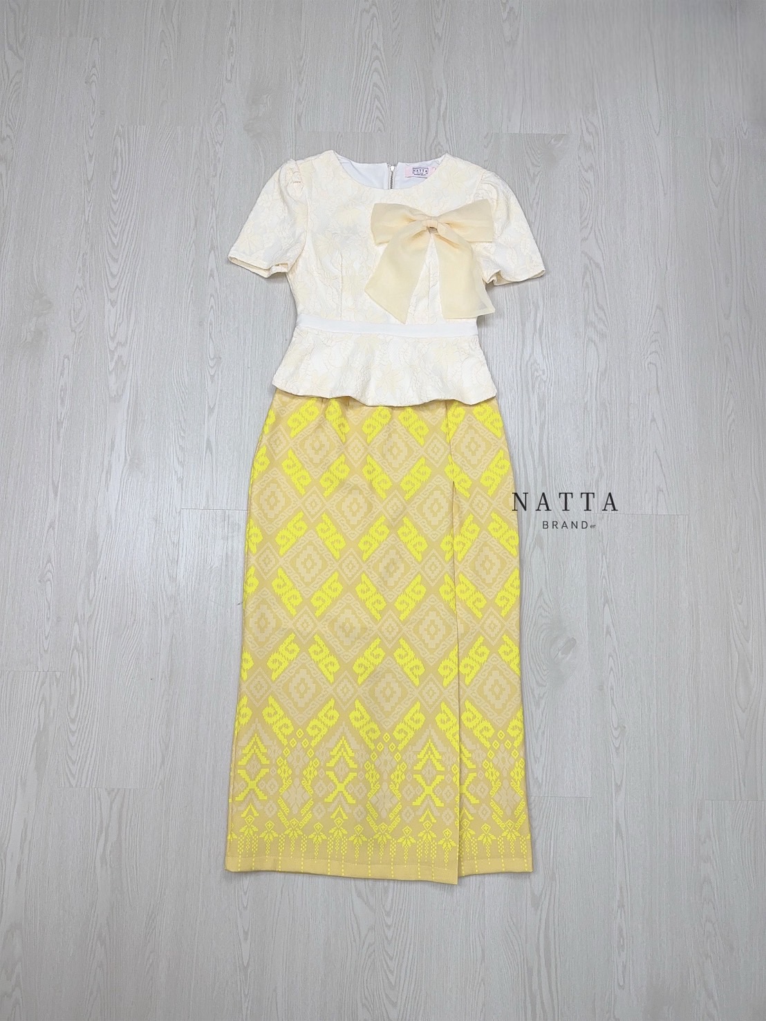 ชุด Set 2 ชิ้น เซ็ตชุดผ้าไทยเสื้องานผ้าลูกไม้สีครีม แต่งระบายเสื้อ ซิปด้านหลัง เสริมฟองน้ำทรงสวยมากขึ้น มีโบว์ผ้าชีฟองให้ในชุดด้วย มาพร้อมกระโปรงยาวซิปลายผ้าไทย แหวกด้านหลัง งานผ้าหนาสวยมากรุ่นนี้ค่า แนะนำมากค่า