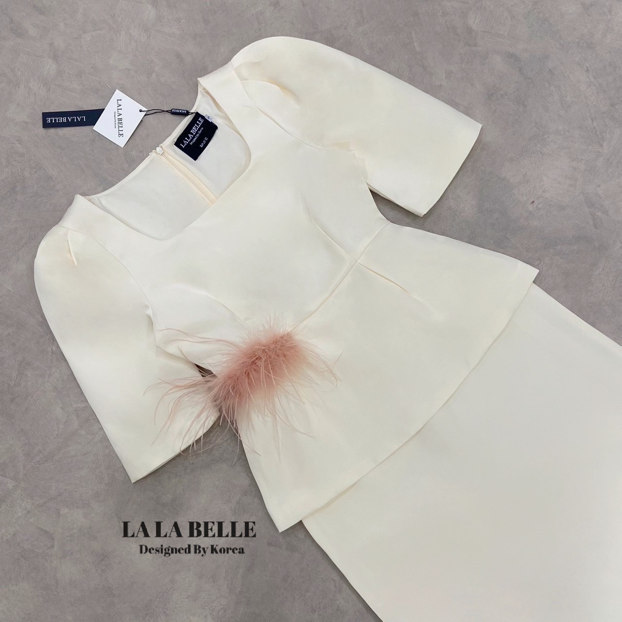 ชุดผ้าไทยใส่เข้าวัดทำบุญเซต2ชิ้นผ้าไหมอิตตาลีมีความเงาๆนิดหน่อยเสื้อคอเหลี่ยมแขนสามส่วนเอวเข้ารูปด้านข้างแต่งขนนกสีชมพูอ่อนๆตัดกับสีชุดครีมชายเสื้อระบายใส่คู่กระโปรงยาวทรงสอบแต่งแถบชายกระโปรงด้านหลังกระโปรงผ้ามีซับในอัดกาวทั้งชุดอยู่ทรงสวยงานคุณภาพเกรดพรี