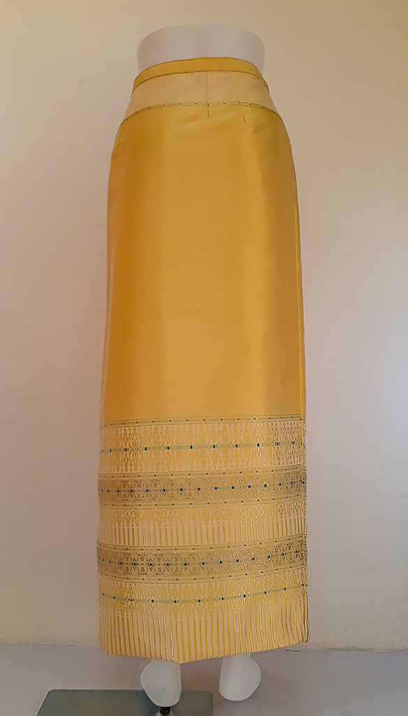 ผ้าถุงไหมสำเร็จรูป (สีเหลือทอง) งานตัดเย็บประณีต อัดผ้ากาวตามสีของผ้าถุง เนื้องานดีเกรด A (รอบเอว 32 นิ้ว)