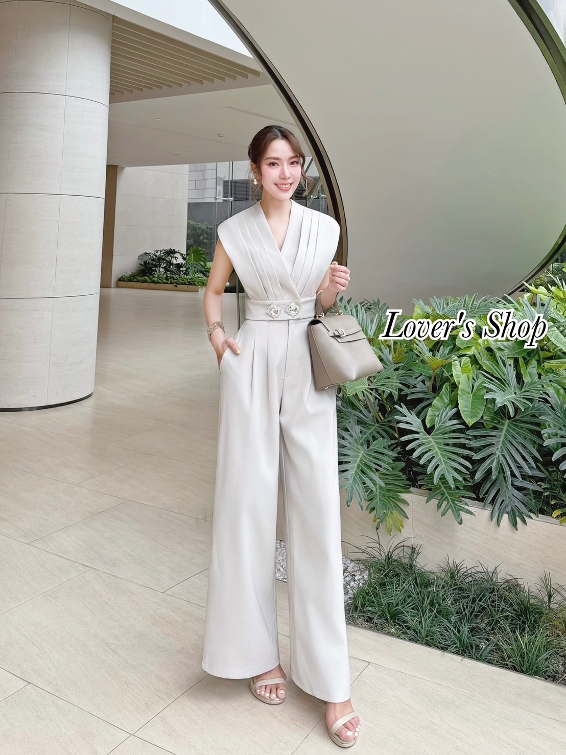 Teg : Lover’s Shop Detail : Set.2ชิ้น ลุคเรียบหรูดูผู้ดี เซ็ทนี้โดเด่นที่ตัวเสื้อ แต่งกระดุมเพชร เย็บจับจีบ สวยหรู ตัวเสื้อเป็นงานกระดุมซ้อนด้านหน้า(อยู่ด้านในตรงเพชร) กระดุมเพชรสามารถเอาออกได้นะคะ ช่วงอกมีกระดุมซ้อน