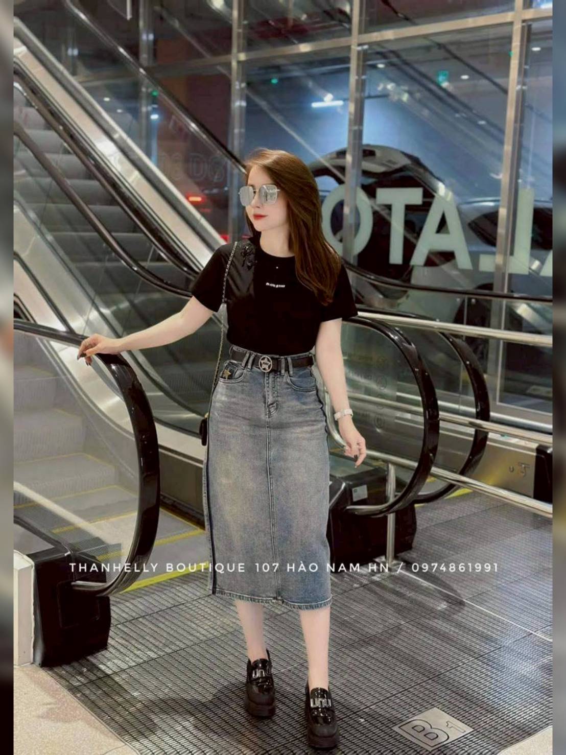 เซ็ท 3 ชิ้นเลยคะ เสื้อยืดผ้านุ่มใส่สบาย แต่งดอกไม้อย่างสวย แถมปักโลโก้แบรนด์จึ้งๆ มาพร้อมกระโปรงยีนส์แท้ฟอกซีดสวย แต่งแถบ ทรงสับไม่ไหว พร้อมผ่าหลังให้ด้วยนะคะ ไม่พอ ยังมีเข็มขัดเก๋ๆมาให้แม็ชอีกเส้น ตรงปกไม่จกตาจริงๆ เริดด